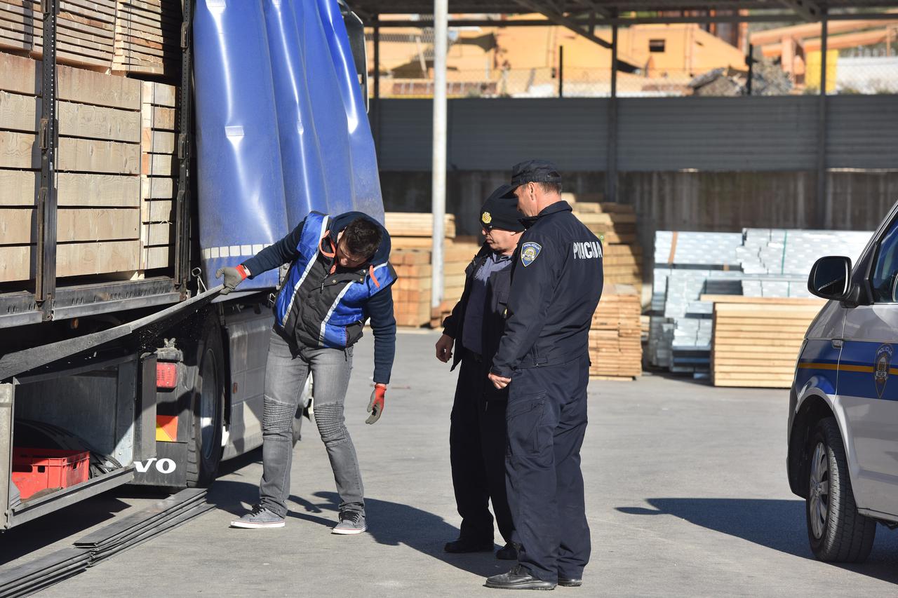 Migranti izletjeli iz kamiona kod Šibenika