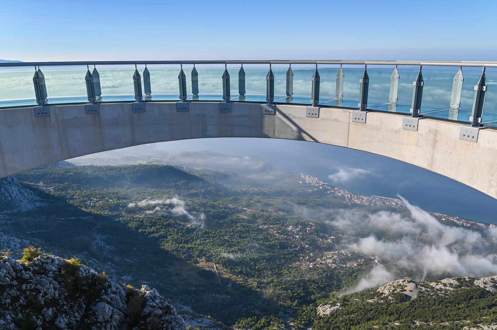 Recimo okvirno da je dnevna ulaznica za odraslu osobu 8 eura, besplatna je za dijete do 7 godina, a 5 eura će ju platiti osobe s invaliditetom, hrvatski branitelji i članovi Hrvatskog planinarskog saveza (HPS), Planinske zveze Slovenije (PZS) i Planinarskog saveza Herceg Bosne (PSHB) uz planinarsku iskaznicu s markicom za tekuću godinu.