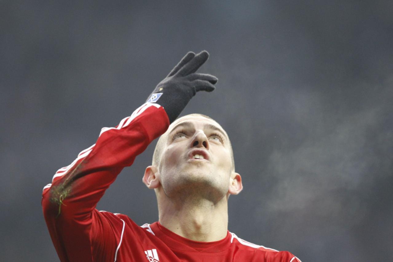 'HSV Hamburg\'s Mladen Petric reacts after scoring against Hertha Berlin during the German first division Bundesliga soccer match in Berlin January 28, 2012. REUTERS/Tobias Schwarz (GERMANY - Tags: SP