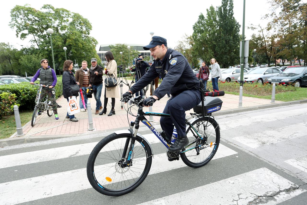 policajci bicikli