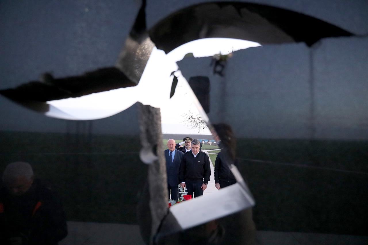 Polaganje vijenaca na Ovčari povodom obilježavanja Dana sjećanja na žrtvu Vukovara i Škabrnje