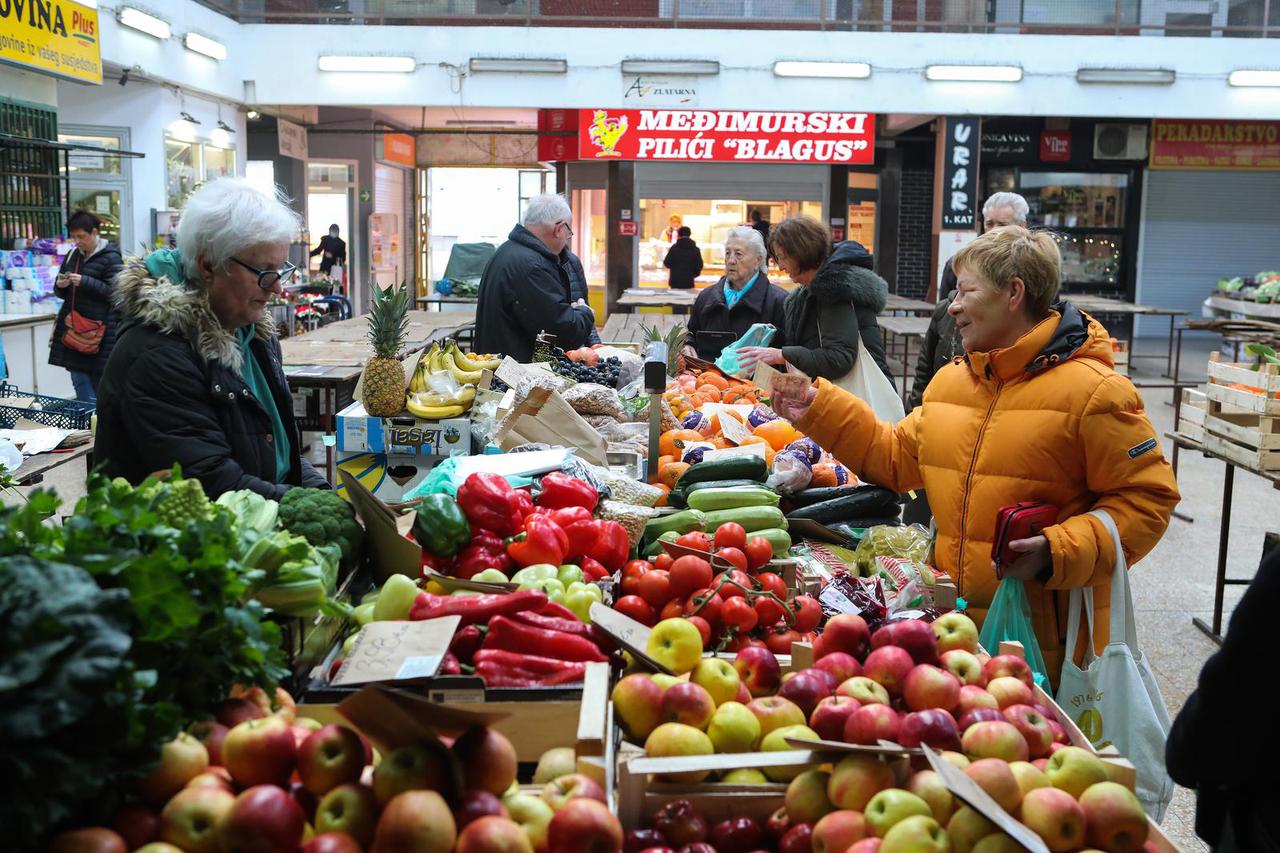 Prvi radni dan s  eurom kao novom valutom na tržnici Savica