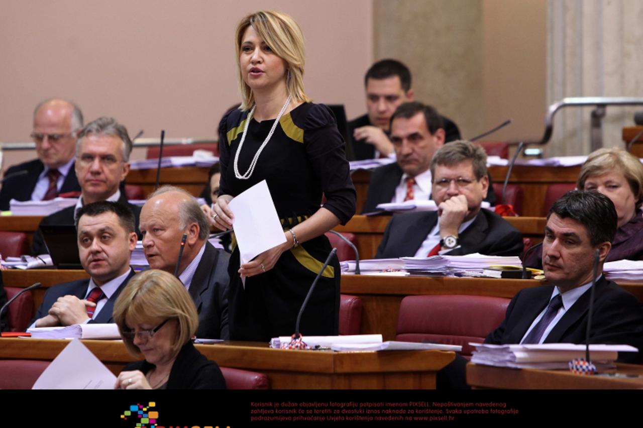 \'06.04.2011. Zagreb- Hrvatski Sabor,aktualni sat,dolazak premijerke Jadranke Kosor na sjednicu sabora ,te postavljanje pitanja saborskih zastupnika, Milanka Opacic SDP. Photo: Robert Anic/PIXSELL\'