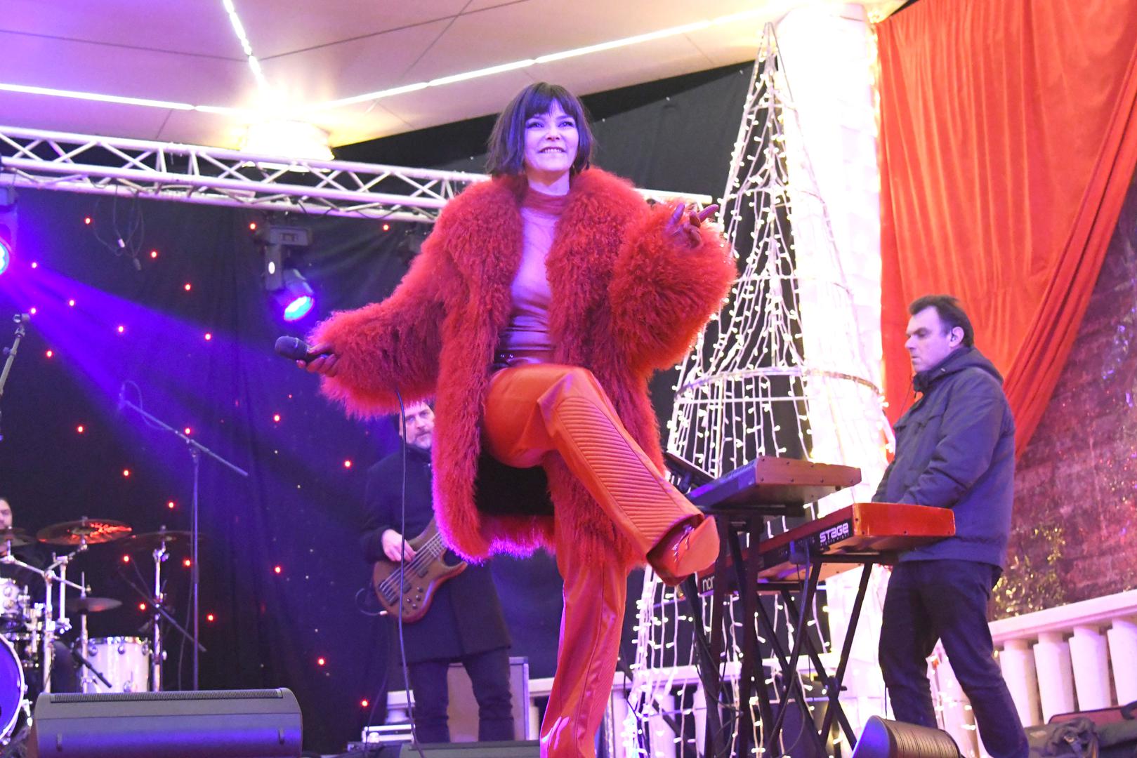 Ovako vatreno izdanje nije tipično za pjevačicu, ali odlično joj pristaje i odlično se stilski poigrala s ovom kombinacijom. 