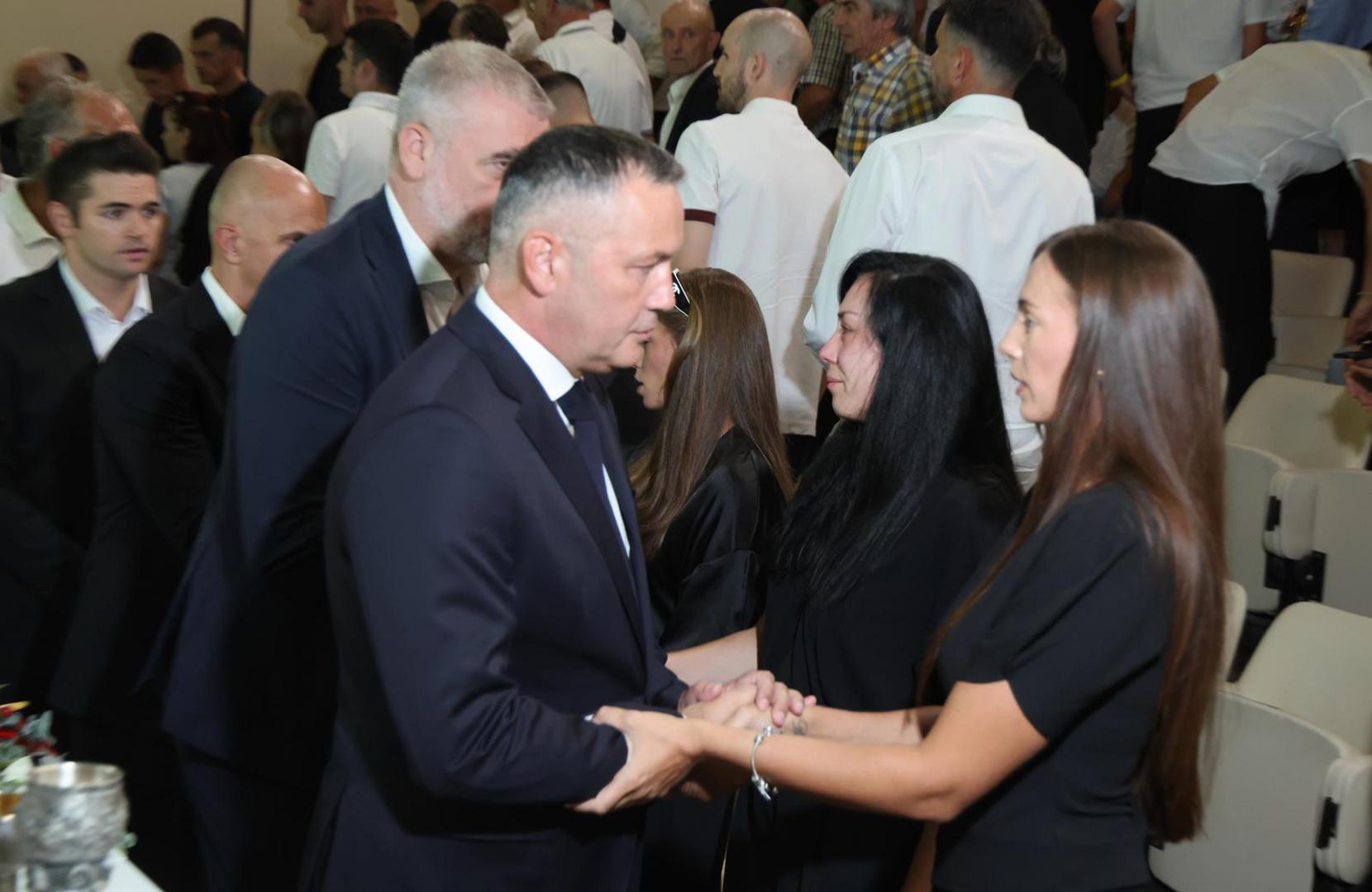 Počast Ivanu Gudelju došao je dati i vrh HNS-a na čelu s Marijanom Kustićem, uz njega su sjedili tehnički direktor Stipe Pletikosa te Petar Krpan. 