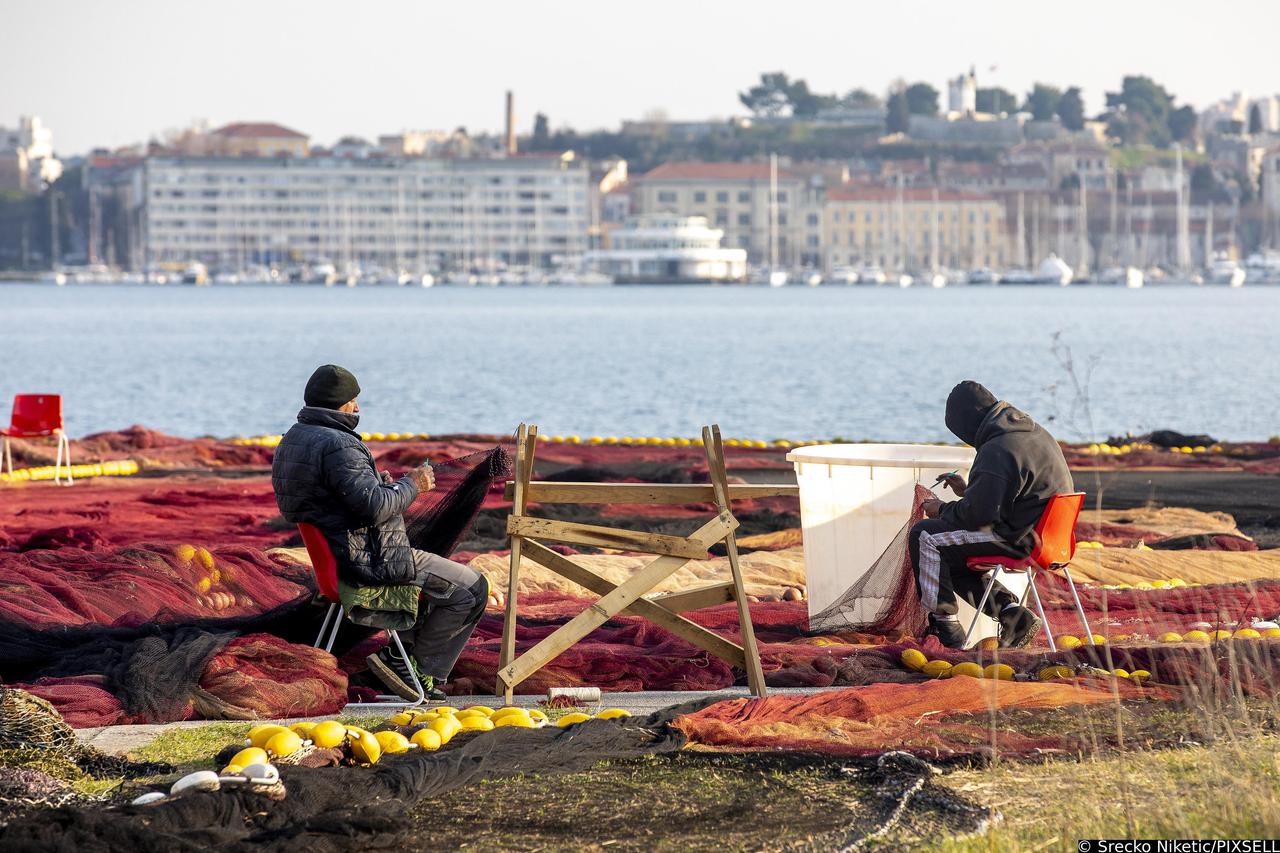Pula: Kada nisu na pučini, ribari koriste vrijeme za krpanje mreža