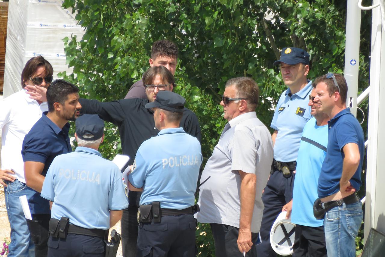 30.06.2015., Split - Policija ponovo intervenirala na gradilistu centra Mall of Split zbog sukoba investitora i izvodjaca radova. Photo: Ivo Cagalj/PIXSELL