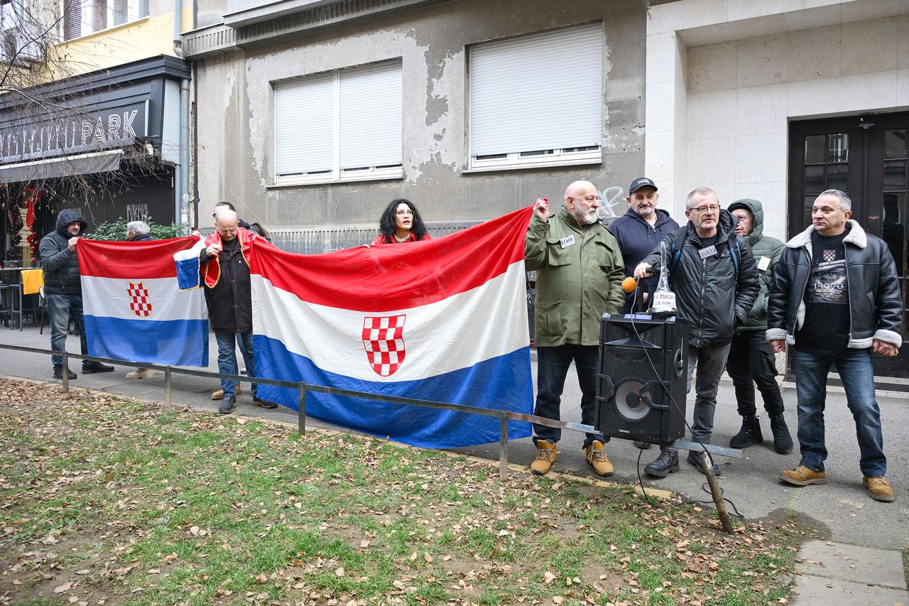 Zagreb: Uz policijsko osiguranje A-HSP održao prosvjed ispred stana Anke Mrak Taritaš