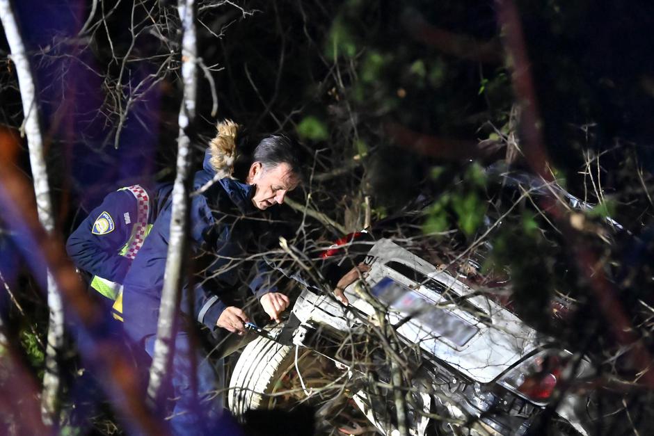 Zadvarje: Četriri osobe ozlijeđene pri sletanju automobila s ceste u provaliju