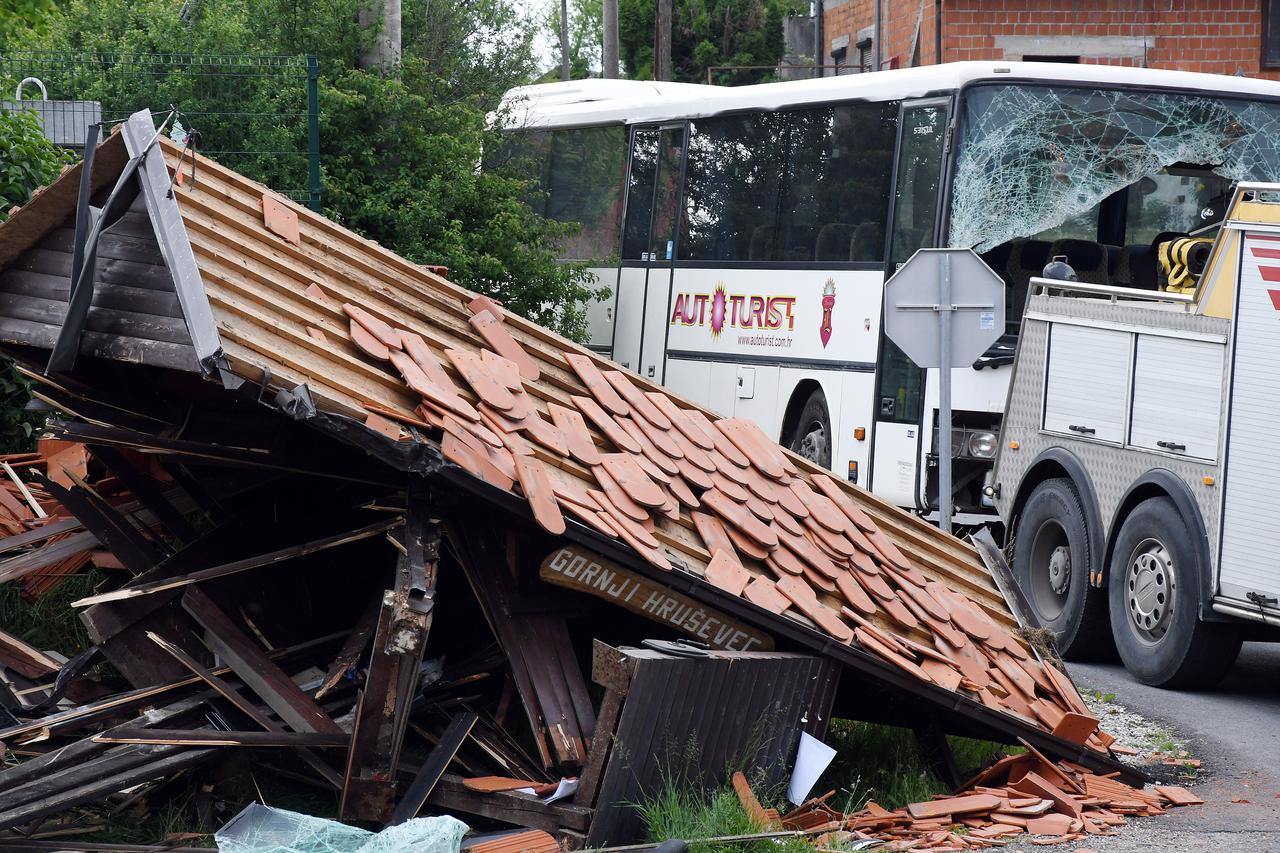 Autobus se zabio u nadstrešnicu autobusne stanice u Gornjem Hruševcu 