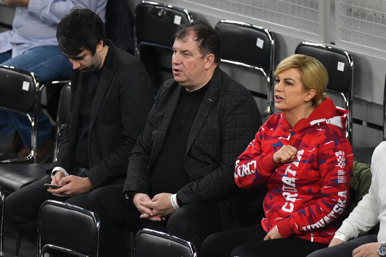 Kolinda je snimljena u trenirci na kojoj je istaknuto 'Hrvatska' te na kojoj su vidljive naše boje. Bivša predsjednica kosu je svezala u punđu te imala blagu šminku. Njezin suprug, pak, bio je u nešto manje navijačkoj kombinaciji. On je bio odjeven u crnu kombinaciju i to u hlače, majicu i crni sako.