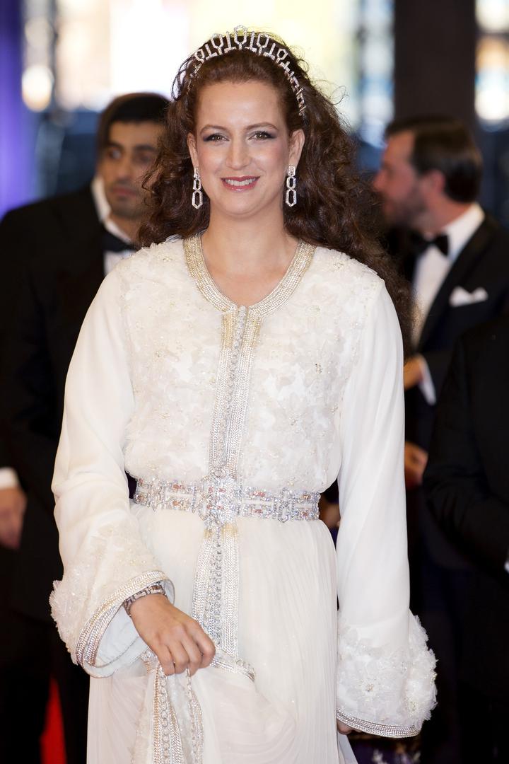 Osnovala je udrugu za  prevenciju raka u Maroku i uključena je u borbu za prevenciju protiv HIV i AIDS-a u Africi. Pažnju privlači svojom crvenom kosom, a i poput ostalih princeza iz ove priče ima istančan modni ukus. 