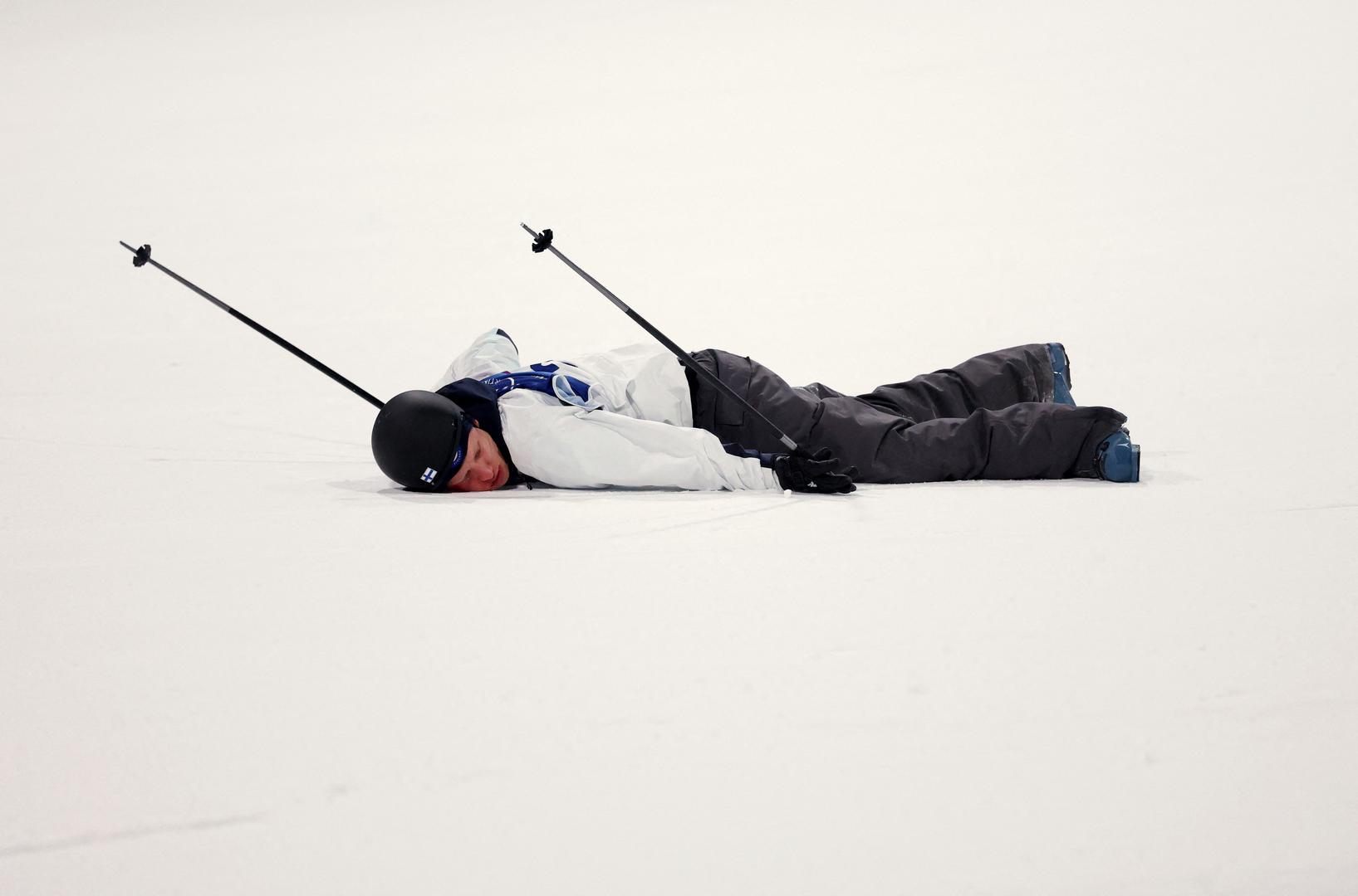 Finac Elias Lajunen (18) teško je pao tijekom kvalifikacija u freestyle disciplini Big Air na Zimskim olimpijskim igrama i nakon doskoka ostao nepomično ležati na snijegu, što je izazvalo muk na tribinama.