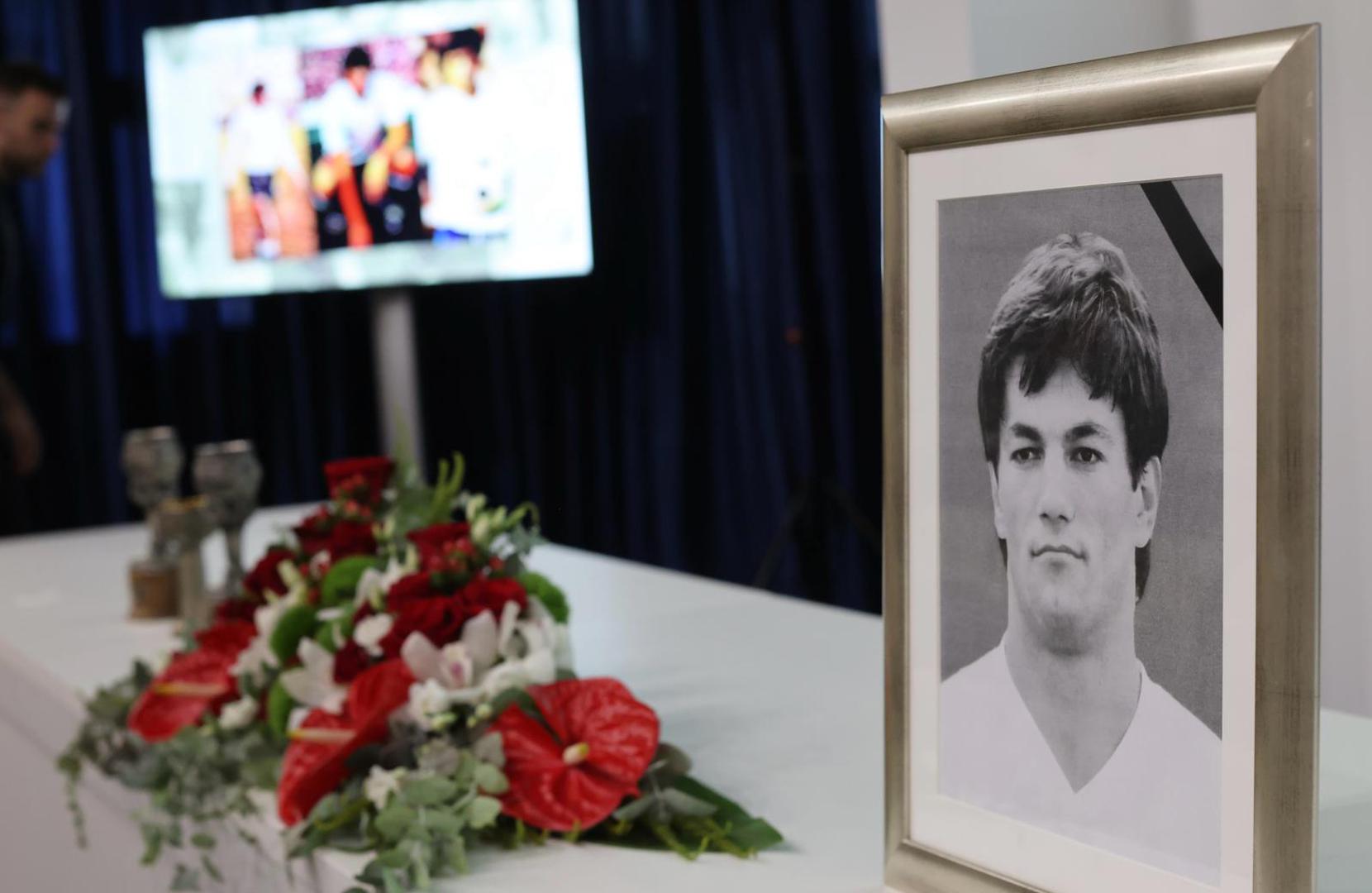 Kino dvorana na Poljudu bila je danas prepuna osobama koje su prisustvovale komemoraciji za preminulog bivšeg nogometaša Ivana Gudelja, legendu Hajduka koja je preminula u 67. godini života