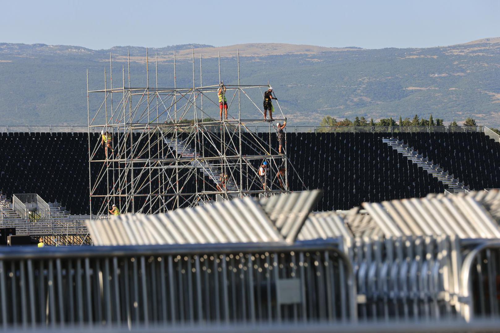 Nakon zagrebačkog koncerta, krenule su pripreme pozornice u Sinju, a pjevač je jučer pokazao kako to sve napreduje.