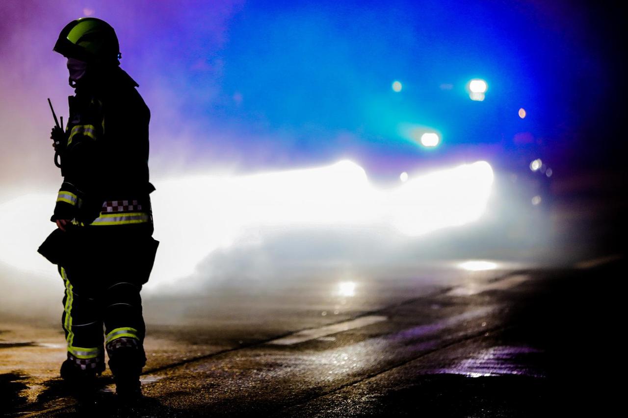 Zagreb: Vatrgasci gase požar na prostoru na kojemu se prodaju borovi na Mirogoju