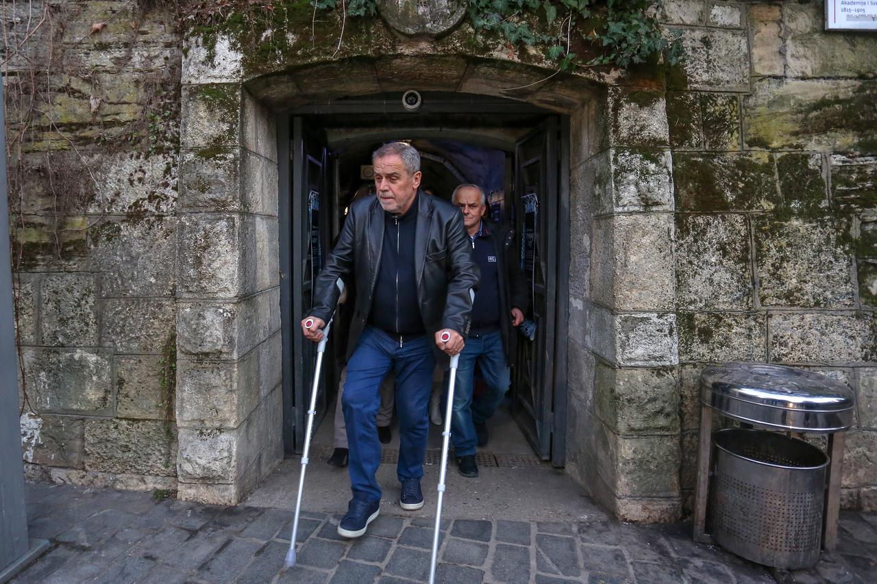 Zagreb: Gradonačelnik Bandić na štakama obišao tunel Grič i Advent na Strossu