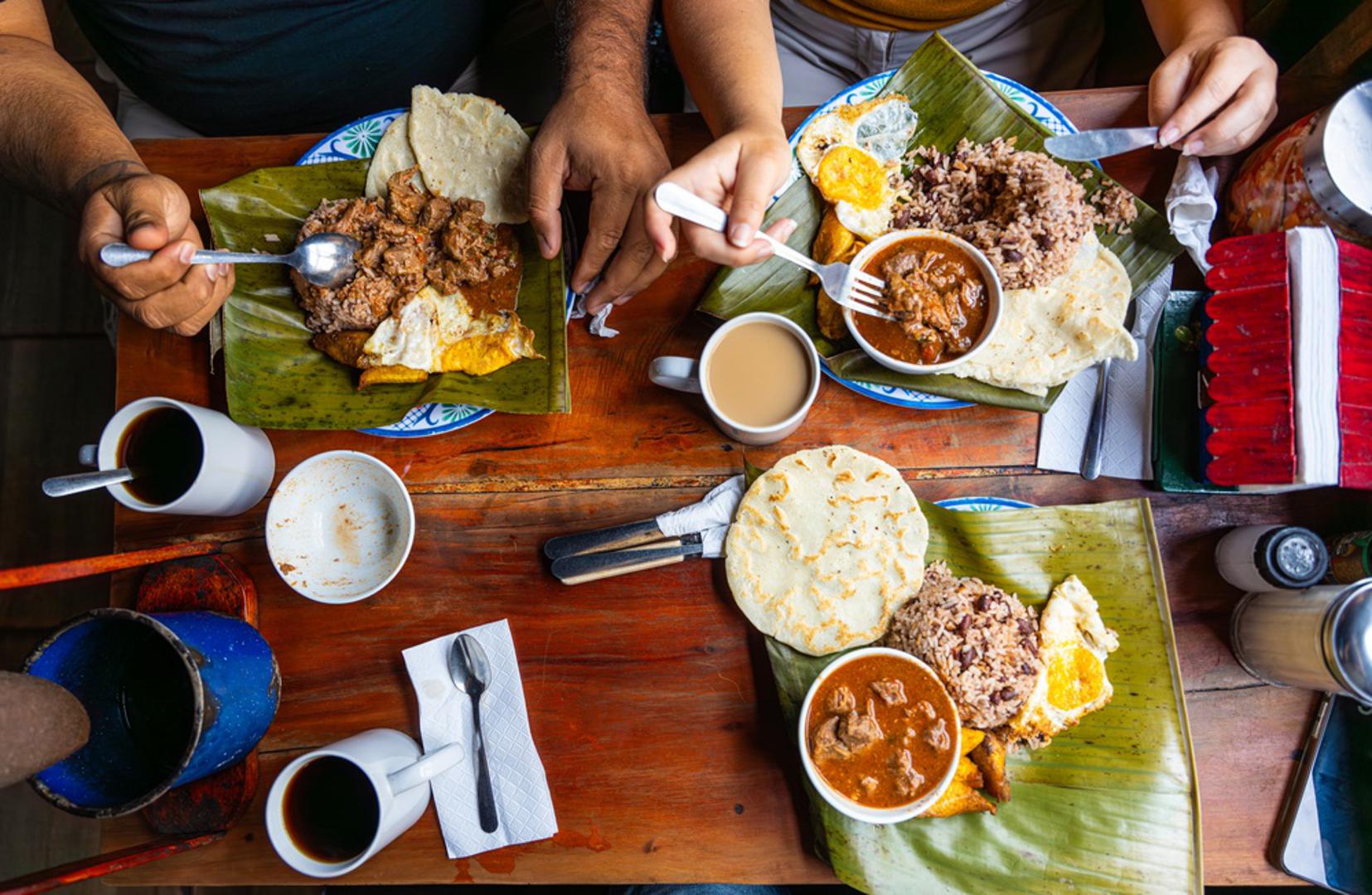 Ipak, SAD je golema zemlja s vrlo raznolikom kulinarskom tradicijom, u kojoj se isprepliću utjecaji domorodačkih naroda, juga, obale, doseljenika, farmera i modernih zdravih trendova. U toj se kuhinji može pronaći mnogo jela koja su zasitna, šarena, hranjiva i jednostavna za pripremu kod kuće. Zato, uz nogometnu atmosferu i navijanje, vrijedi isprobati i zdraviju stranu američkog tanjura.