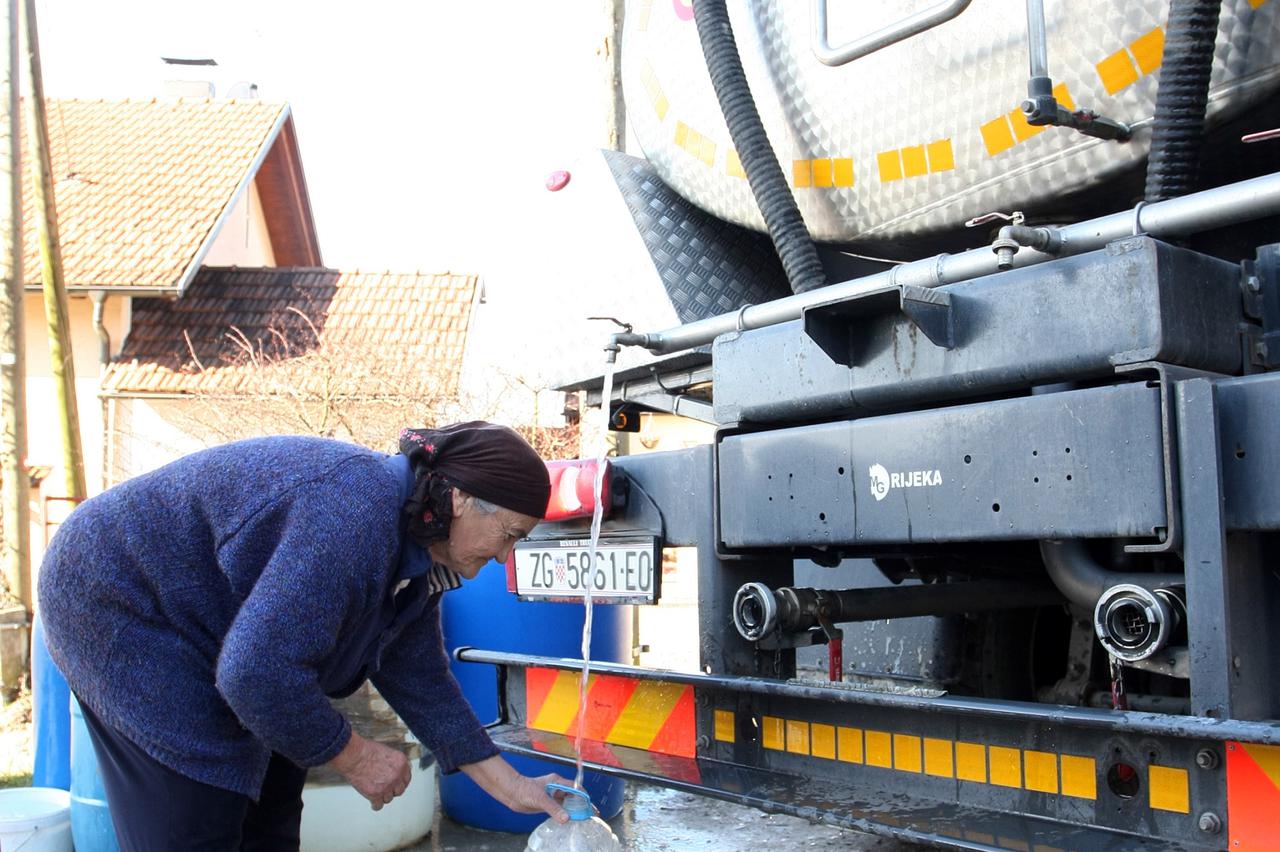 08.03.2013., Zagreb  -  U Aleji seljacke bune stanovnici jos uvijek nemaju vodu.  U toj ulici su sprovedene  cijevi sa vodom ali i dalje voda nije spojena na kuce, pa  tako ponedjeljkom, srijedom i petkom cisterna prolazi ulicom i dovozi pitku vodu stanov