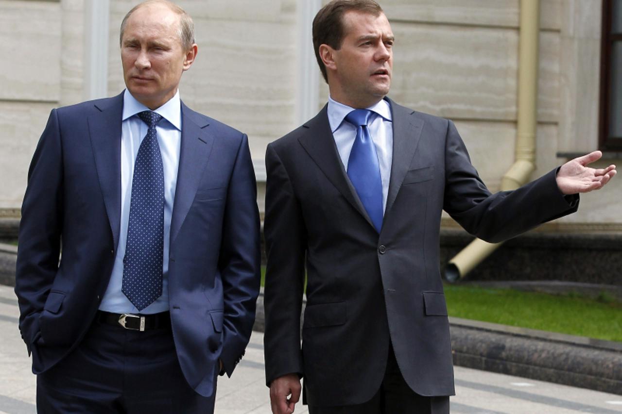 'Russian President Dmitry Medvedev (R) talks to Prime Minister Vladimir Putin during their meeting at Medvedev\'s Gorki residence, outside Moscow on July 6, 2011.    AFP PHOTO/ RIA-NOVOSTI/ KREMLIN/ D