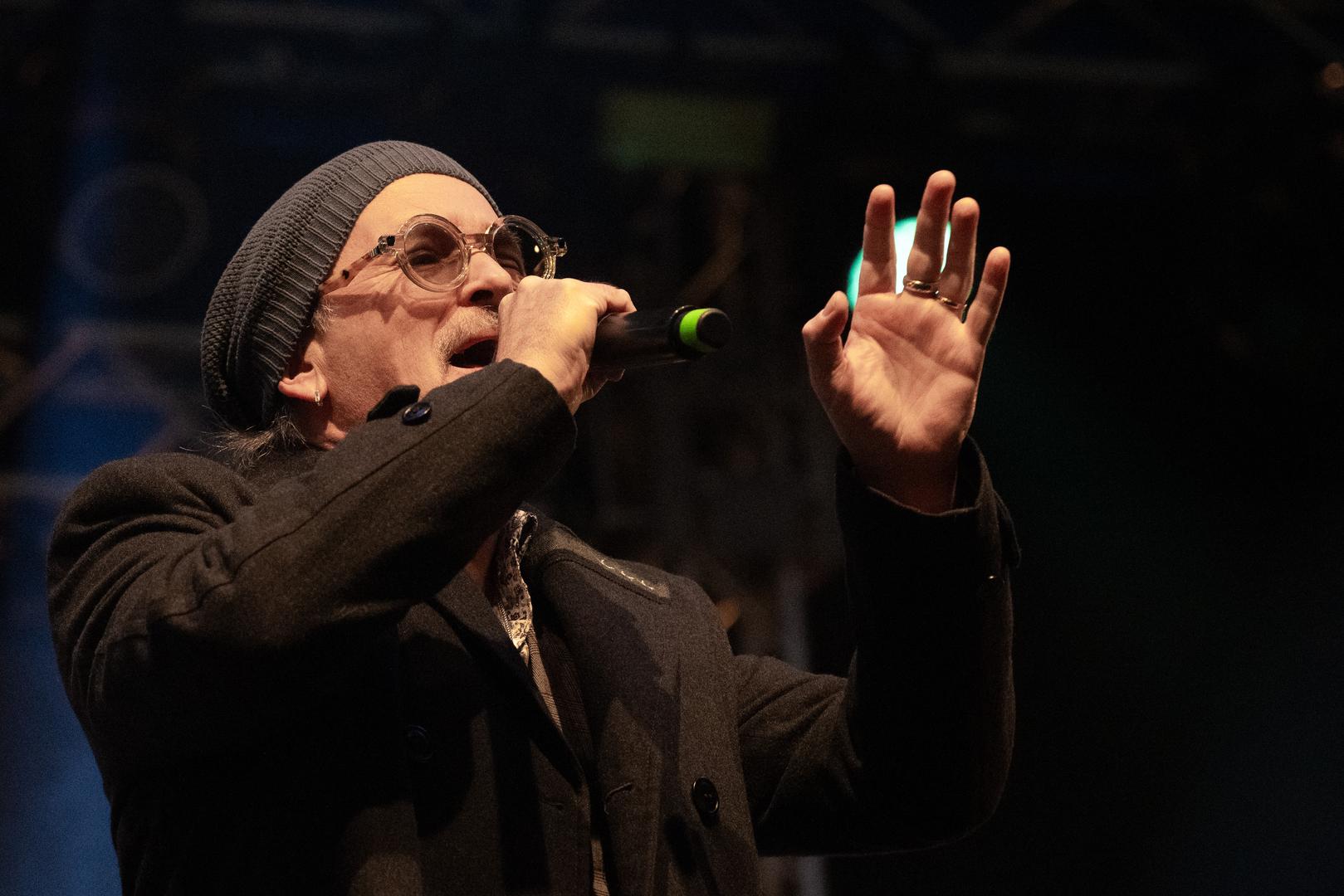 Omiljeni hrvatski kantautor svojim je nastupom oduševio tisuće posjetitelja koji su se okupili na Trgu kralja Tomislava, pretvorivši ga u pravu glazbenu arenu pod maskama.