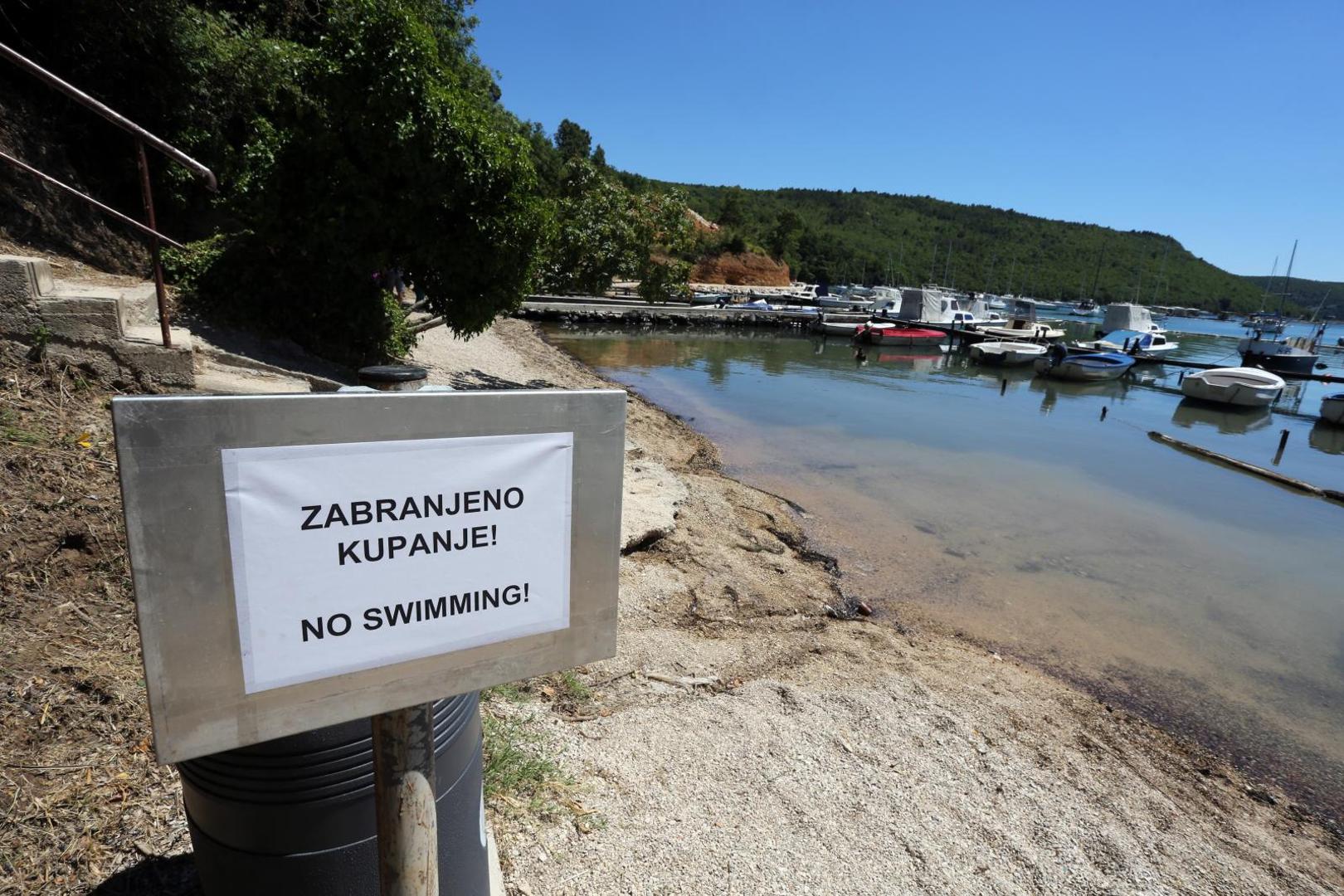 U Raškom zaljevu sanira se onečišćenje mora od nafte koja je iscurila iz teretnjaka Fidelity, broda koji plovi pod libanonskom zastavom.