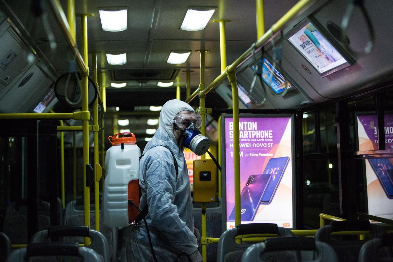 Dezinfekcija javnog prijevoza u Mostaru zbog pandemije koronavirusa