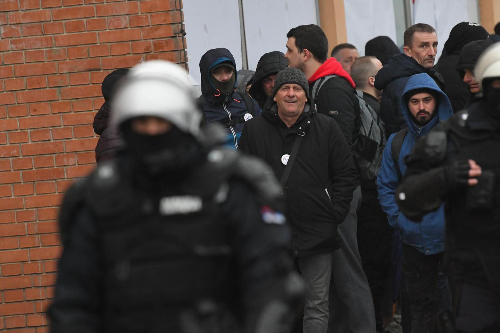 Vučić, čije su ime "Aleksandar Vučić - Srbija, naša obitelj" nosile sve lokalne izborne liste, u sjedištu SNS-a pred novinarima, na temelju preliminarnih stranačkih rezultata, proglasio "pobjedu s 10:0" nad oporbom i studentskim listama.