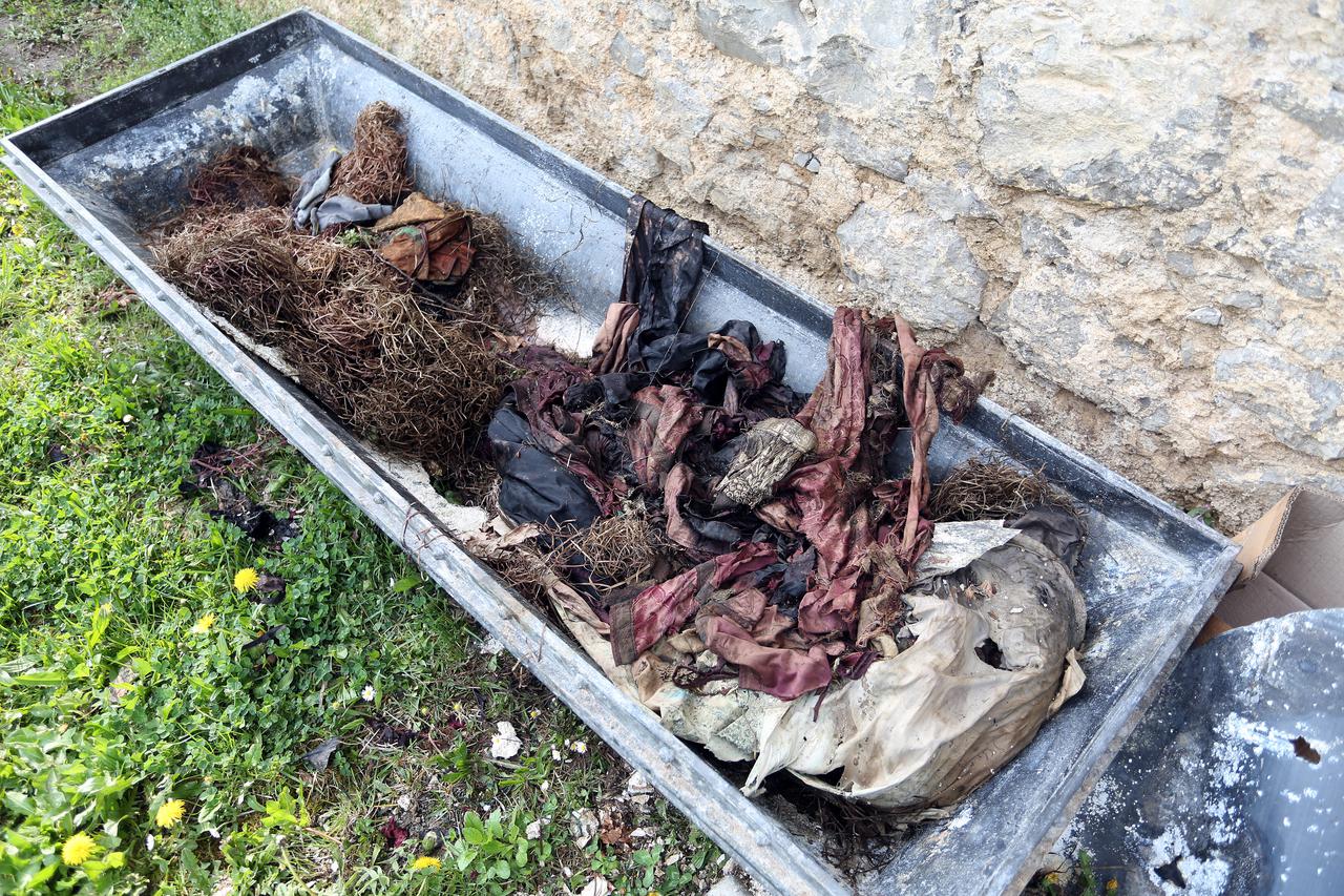 Plaški: Posmrtni ostaci iz sarkofaga završili ispred crkve