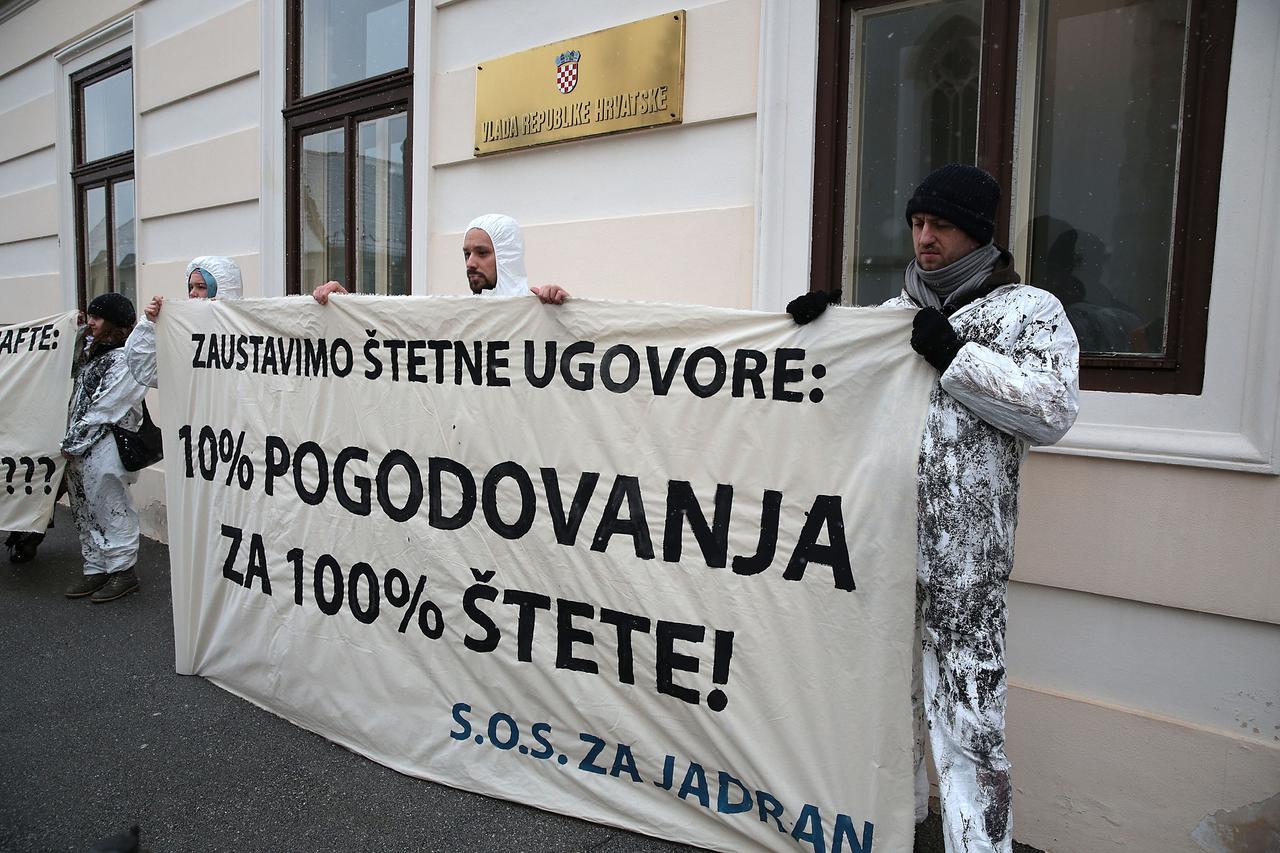 05.02.2015., Zagreb - Akcija Zelene akcije u suradnji sa Zelenim forumom ispred Vlade RH na Trgu sv. Marka povodom namjere Vlade RH o davanju koncesija za istrazivanje i eksploataciju nafte i plina u Jadranu.  Photo: Patrik Macek/PIXSELL