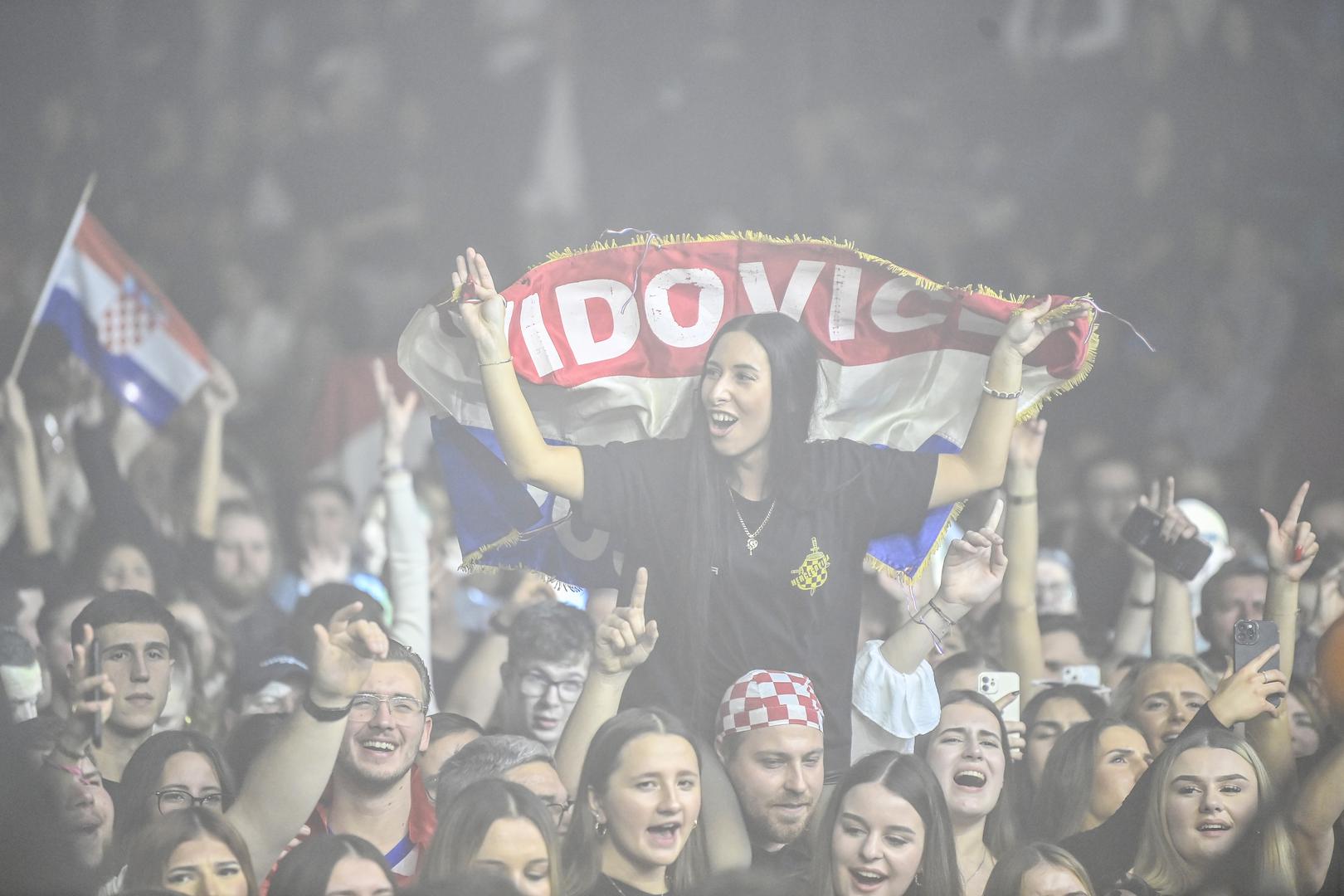 09.12.2023., Frankfurt - Hrvatska Noc , spektakularan koncert u Frankfurtu , 10 izvođača,10 sati glazbenog programa za 13 000 posjetitelja.  Najvece je okupljanje Hrvata i njihovih prijatelja u iseljenistvu . Dogadjaj na koji se ceka cijelu godinu. Na koncertu u Frankfurtu  veceras nastupaju najvece hrvatske glazbene zvijezde:  Petar Grašo, Prljavo kazaliste, Jole, Jelena Rozga, Mate Bulic, Zlatko Pejaković, Crvena jabuka, Miroslav Škoro, Mladen Grdovic, Sinisa Vuco. Tisuce Hrvata i njihovih gostiju  koji u Frankfurt dolaze iz Novog Zelanda , SAD , Europe i cijelog svijeta . Miroslav Škoro pjevao za sve poginule Hrvatske branitelje i Hrvatske generale, za Hrvatskoga covjeka koji nikada nije mrzio tudje samo je volio svoje. Photo: Igor Soban/PIXSELL