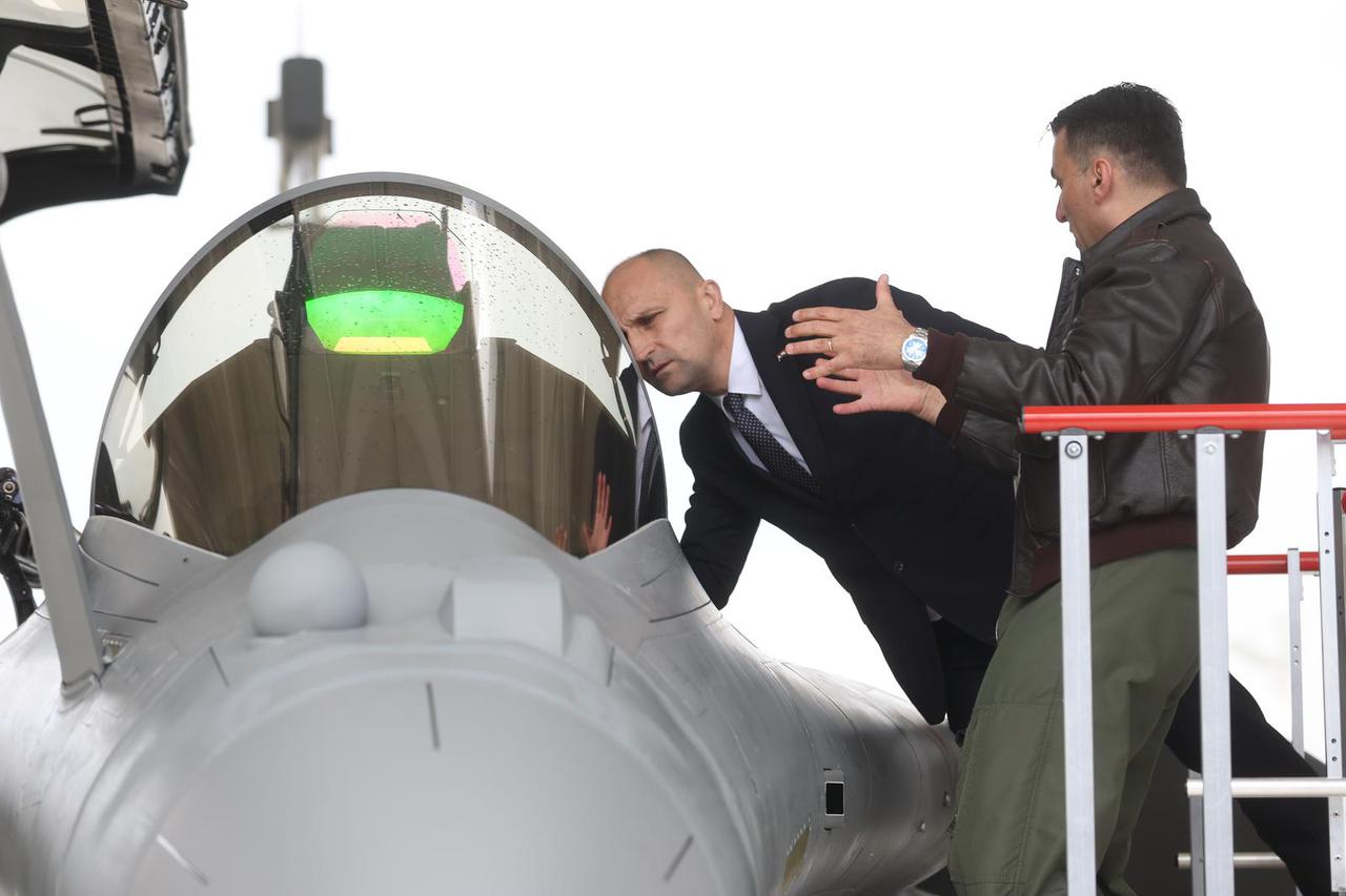 Ivan Anušić razgledao je nove borbene avione