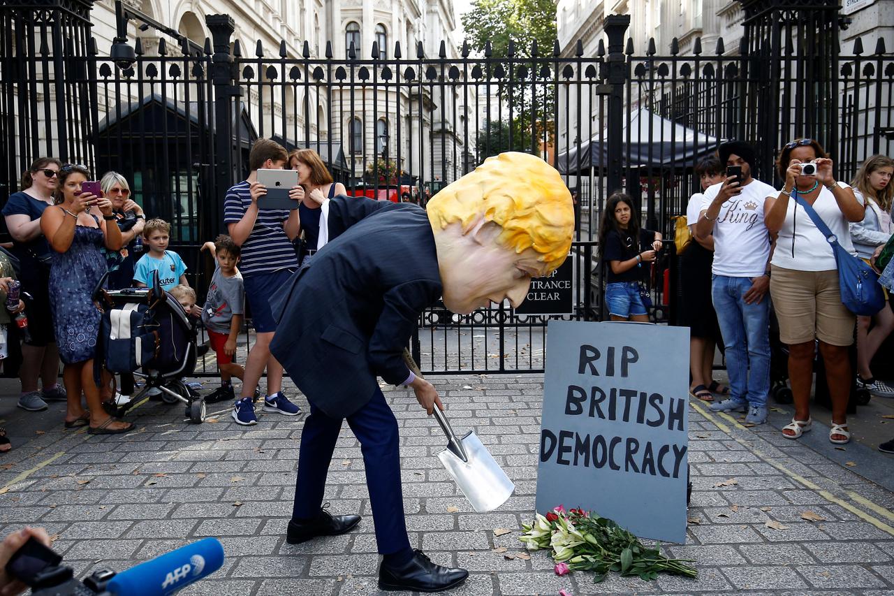 Prosvjednik protiv plana Borisa Johnsona