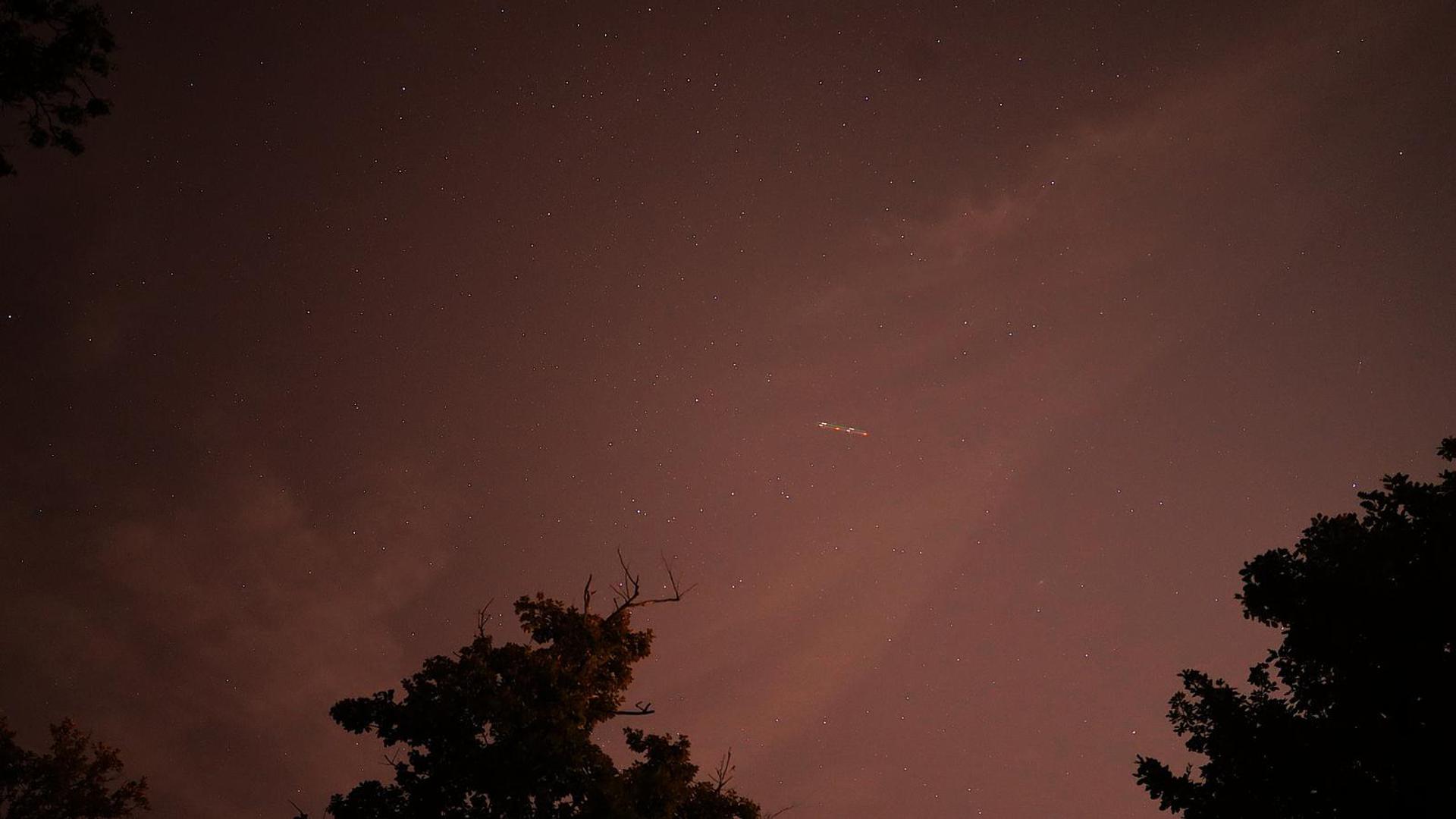 Za opažanje meteora nije potrebna nikakva posebna oprema, nego se oni gledaju golim okom ležeći na tlu.

