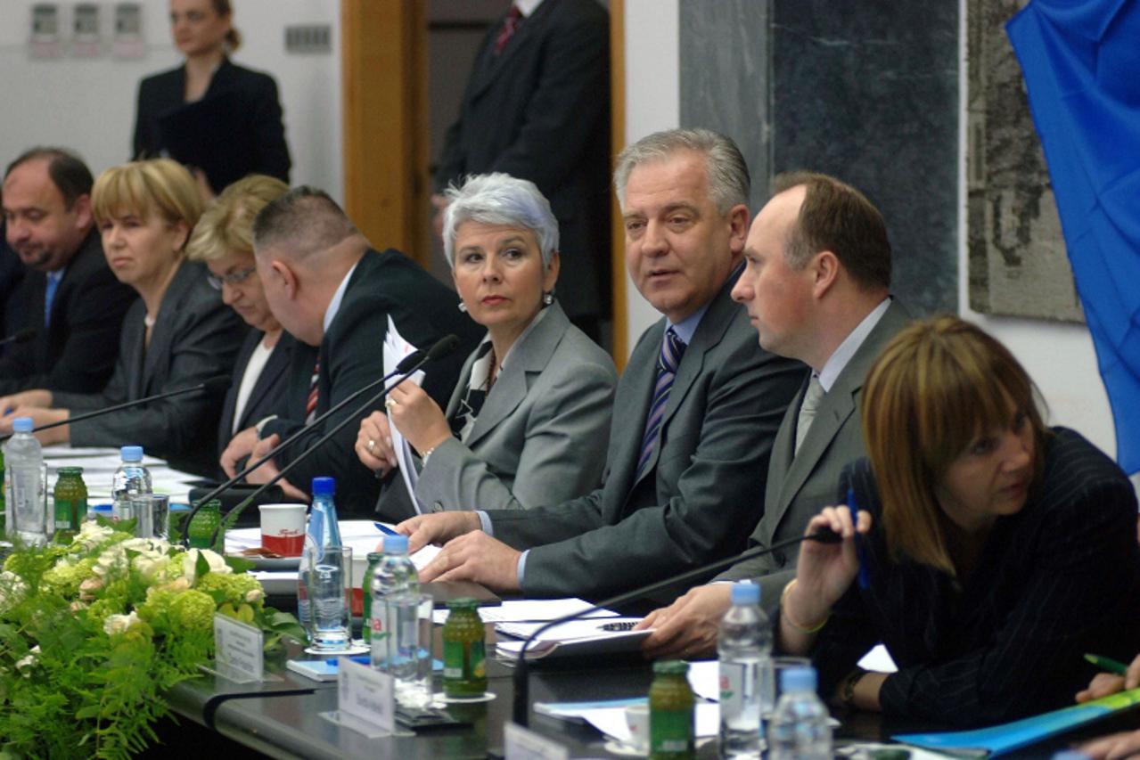 'poslovni...zagreb...24.04.2008.  ministarstvo gospodarstva, sastanak povjerenstva za pracenje cijena, premijer ivo sanader, damir polancec i jadranka kosor, djurdja adlesic i ivan suker,  foto: Goran