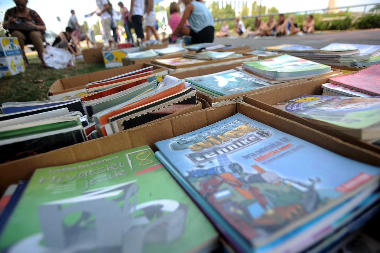 19.08.2013., Zagreb -  Razmjena skolskih udzbenika kod Muzeja suvremene umjetnosti.  Photo: Daniel Kasap/PIXSELL
