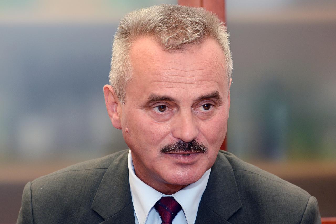 06.10.2014., Hrvatska Kostajnica - Nakon konferencije za medije u uredu kostajnickog gradonacelnika Tomislava Paunovica ravnatelj Zupanijske uprave za ceste Zeljko Marjanovic i prof. Franjo Veric sa suradnicima obisli su kliziste na zupanijskoj cesti u Ut