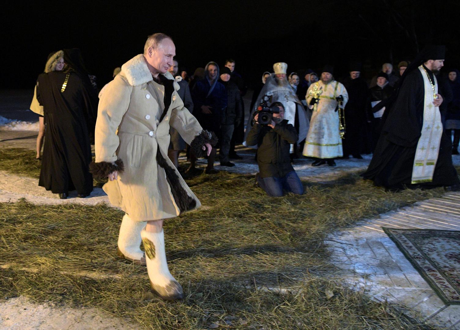 Okružen popovima i ikonama, Vladimir Putin ušao je golog poprsja u ledenu vodu jezera Seliger, sjeverozapadno od Moskve, na -5 stupnjeva