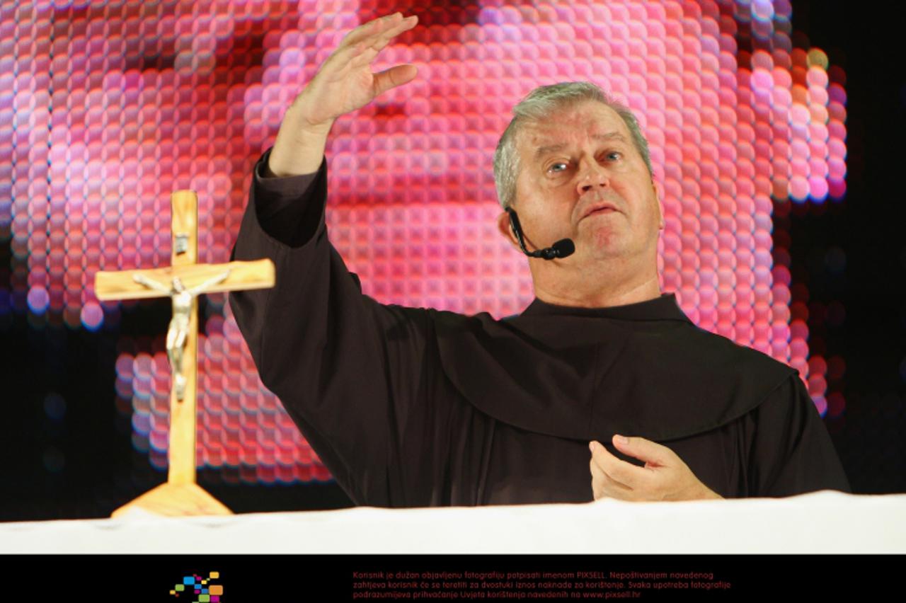 '18.09.2010., Zagreb - Tradicionalni duhovni seminar \'Gospodin moj i Bog moj!\' koji vodi fra Zvjezdan Linic zagrebackom Domu sportova.  Photo: Tomislav Miletic/PIXSELL'