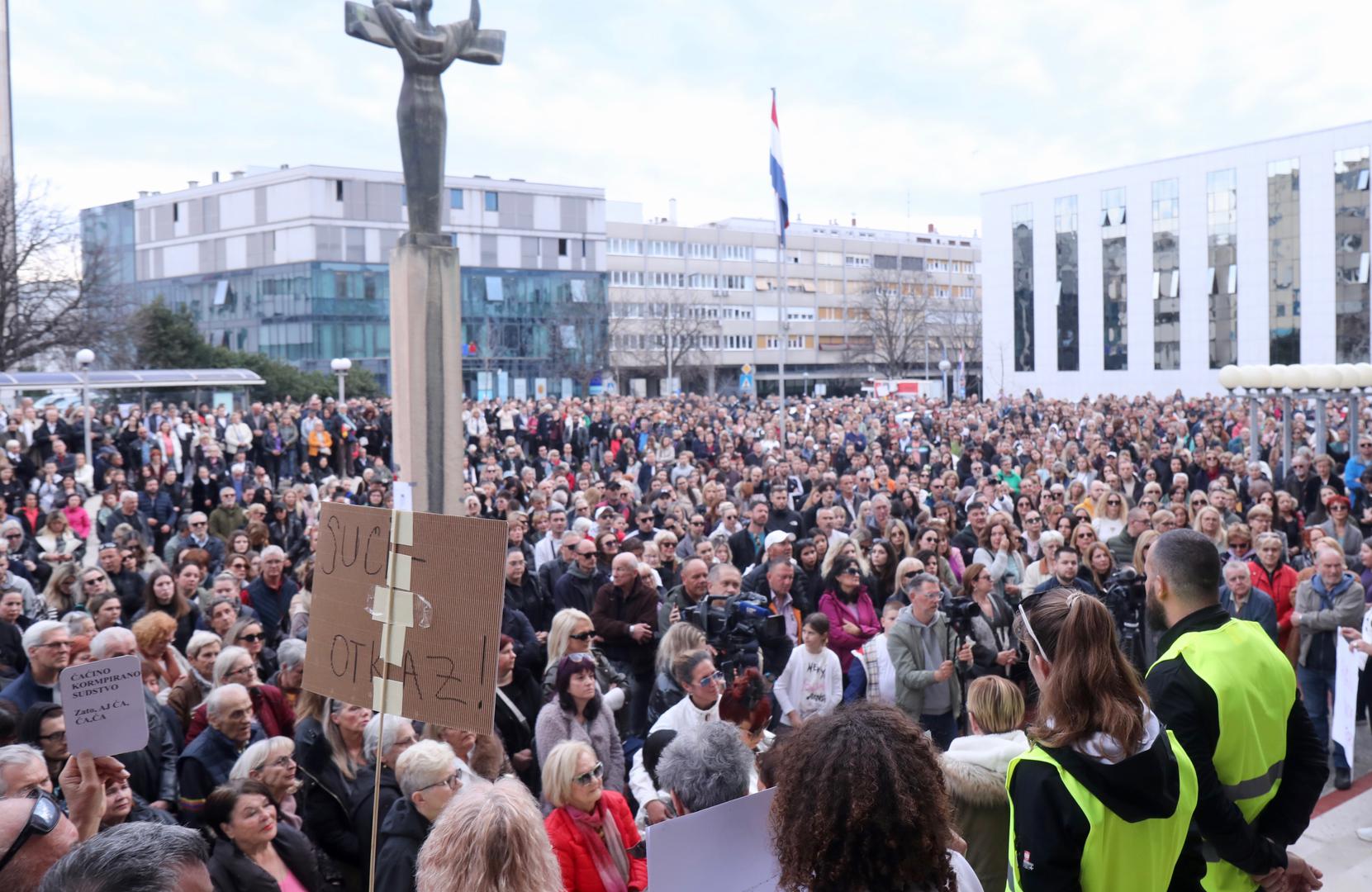 28.02.2024., Split - ispred Zupanijskog suda u Splitu odrzan je mirni prosvjed 'danas Luka, sutra JA' u cast tragicno preminulom 22-godisnjem Luki Bancicu. Photo: Ivo Cagalj/PIXSELL Photo: Ivo Cagalj/PIXSELL