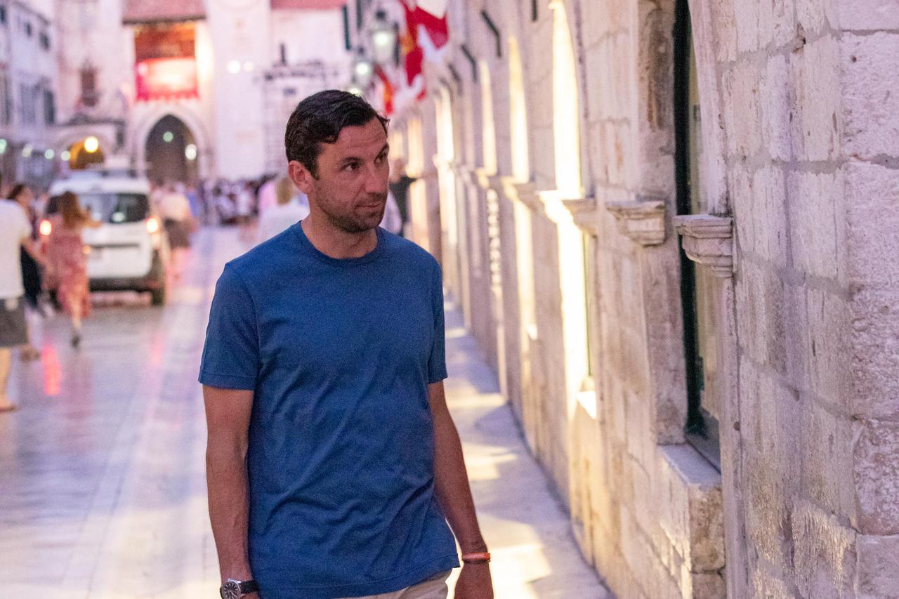 Darijo Srna u društvu supruge i prijatelja prošetao Stradunom
