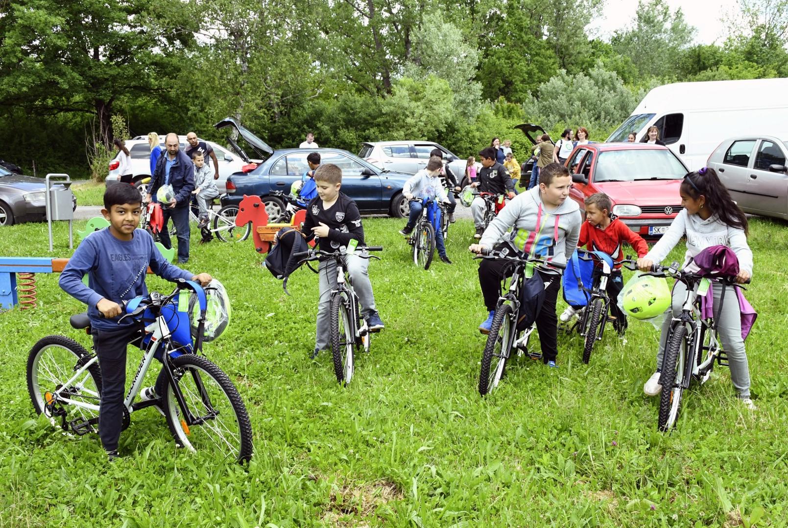 31.05.2021.,Glina,selo Maja - Ucenici zagrebacke Prve gimnazije proveli su humanitarnu akciju Kap dobrote za djecu iz podrucnih skola Gline (OS Maja i OS Vidusevac). Cilj je bio sakupiti sredstva i osigurati ucenicima prijevoz do skole jer se nalaze u ruralnim podrucjima koja su dodatno ugrozena potresom. Ovom idejom spojili su bicikliranje (projekt BUS - Biciklom u skolu koji su pokrenuli prije nekoliko godina u Prvoj), odrzivi razvoj i humanitarni rad koji u skoli njeguju. Osigurano je 27 bicikala i 1 tricikl za dijete s cerebralnom paralizom te kompletna biciklisticka oprema koji su dostavljeni u OS Maja.Photo: Nikola Cutuk/PIXSELL