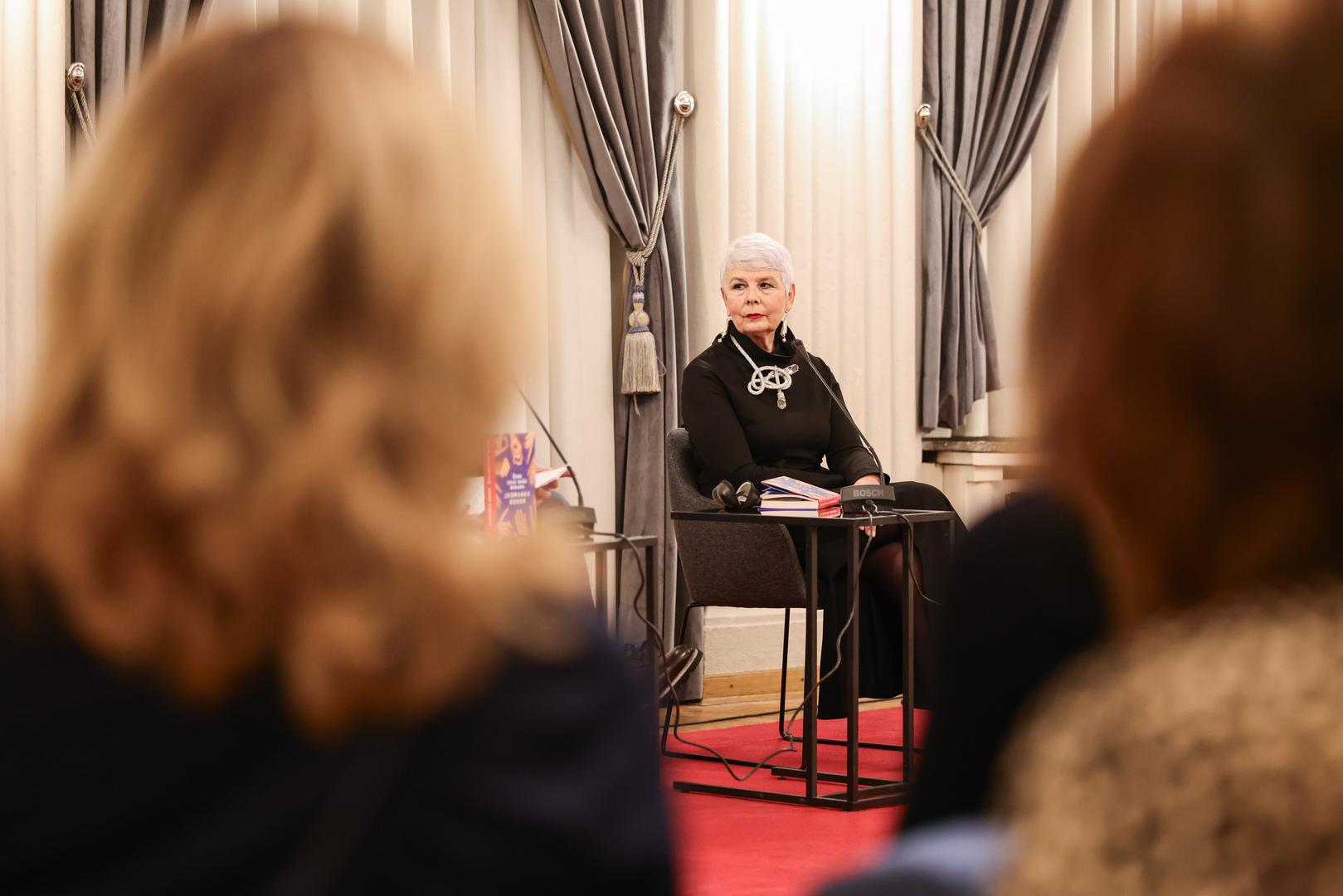 Bivša hrvatska premijerka Jadranka Kosor predstavila je svoju novu knjigu Žene koje mašu rukama u Zagrebu, a promociji su prisustvovali brojni ugledni gosti iz javnog i kulturnog života. 