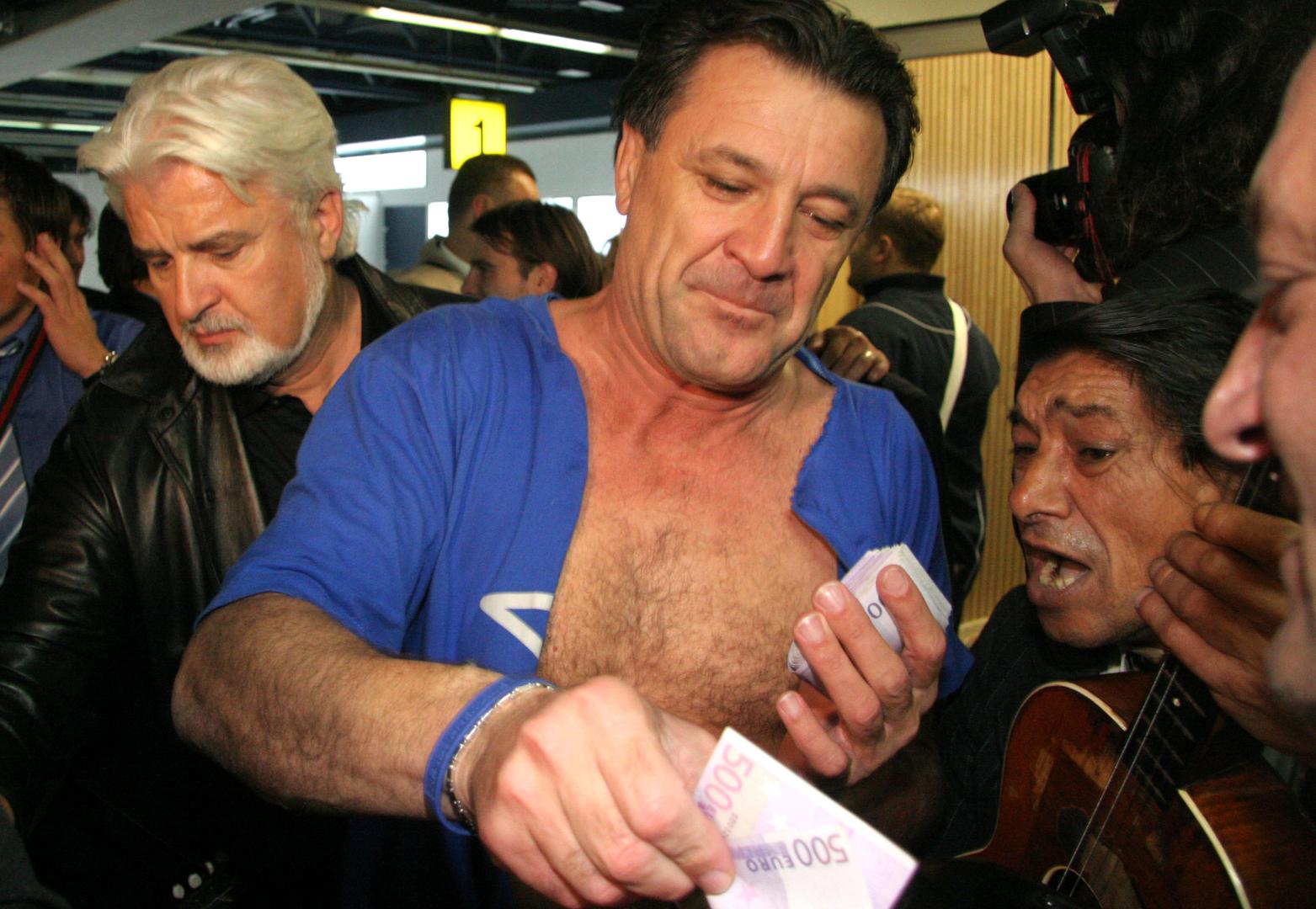 A onda je krenuo striptiz. Skinuo je cipele, hlače, čarape...
