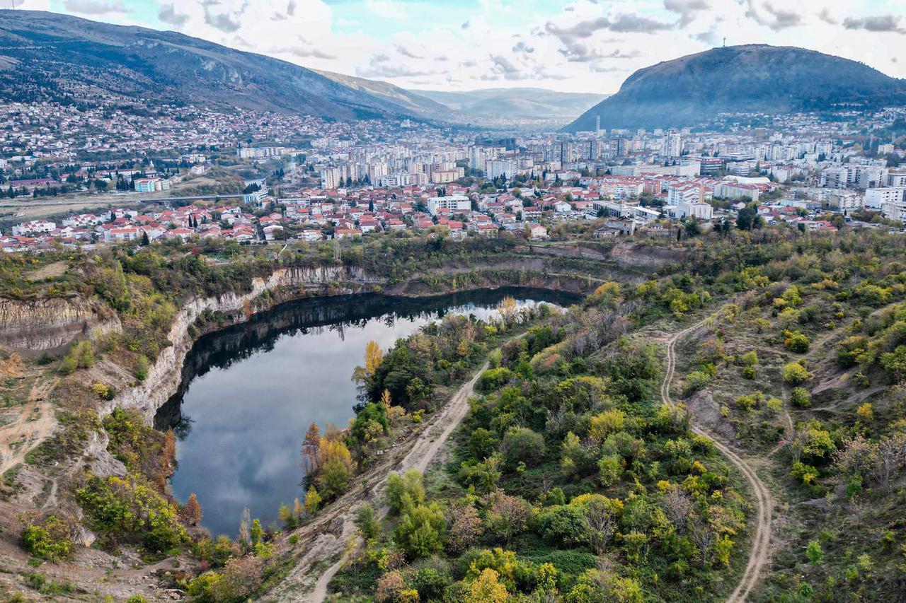 Mostar: Zbog sumnje na masovnu grobnicu započelo pretraživanje jezera na rudniku Vihorići