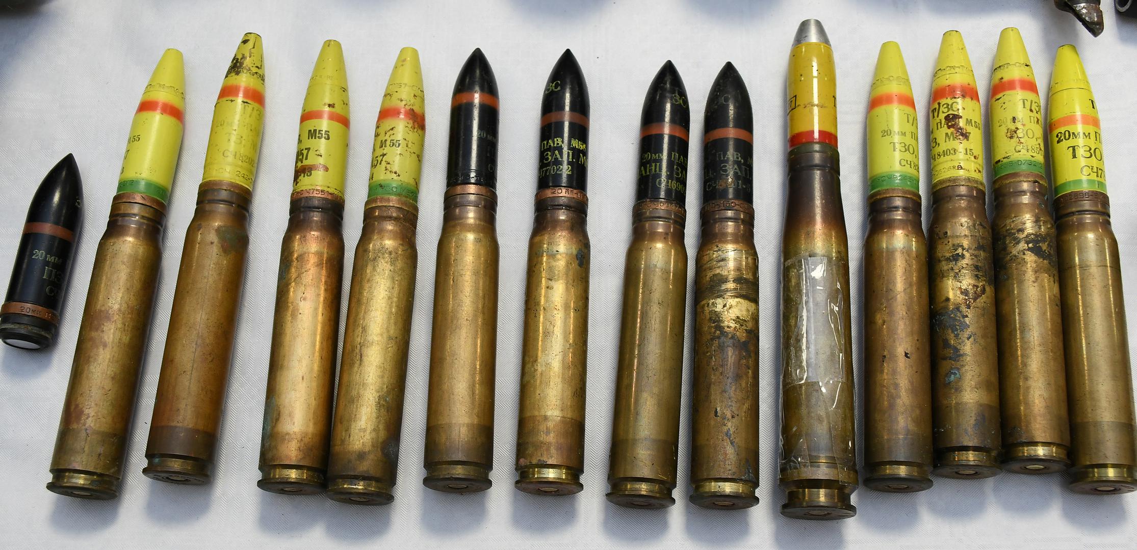 Osim toga, predano je 3973 komada raznog streljiva, 17 ručnih bombi, dva kilograma eksploziva, 14 granata i mina, 14 rasprskavajućih sredstava, 25 metara sporogorećeg štapina i 37 raznih dijelova oružja.