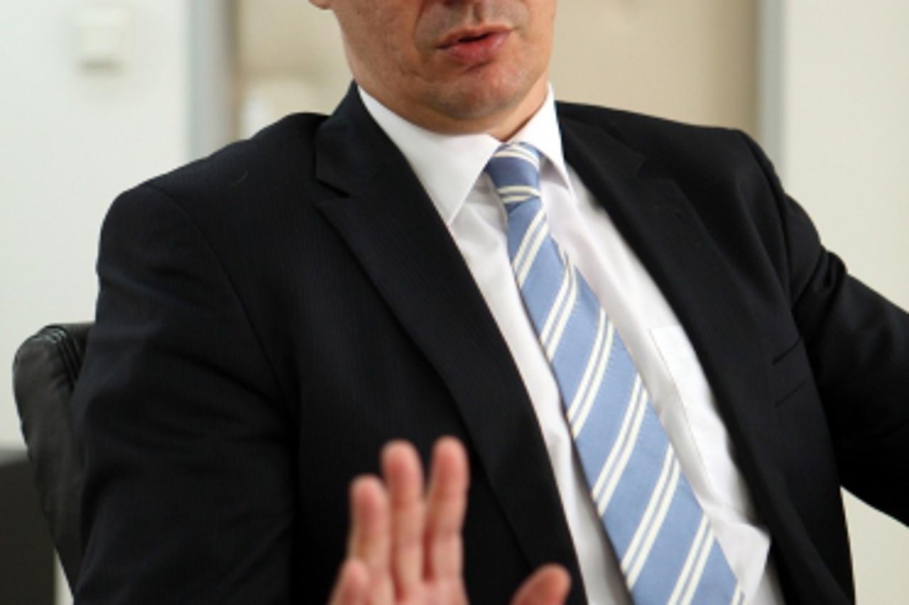 '15.09.2011., Zagreb - Iblerov trg, sredisnjica SDP-a, predsjednik stranke Zoran Milanovic. Portret. Photo: Robert Anic/PIXSELL'