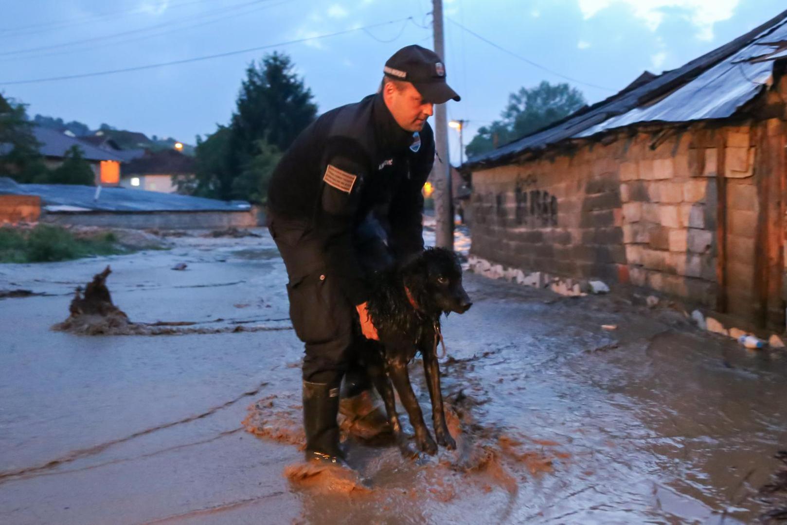 21, May, 2024, Novi Pazar - Novi Pazar was badly hit by the storm, the swollen river Trnavica spilled out of its bed, many citizens are stuck in their houses, teams are on the ground and carry out the necessary interventions. Photo: Elmedin Hajrovic/ATAImages21, maj, 2024, Novi Pazar - Novi Pazar tesko je pogodjen nevremenom, nabujala reka Trnavica izlila se iz svog korita,  brojni gradjani su zaglavljeni u kucama, ekipe su na terenu i vrse neophodne intervencije. Photo: Elmedin Hajrovic/ATAImages Photo: Elmedin Hajrovic/ATA Images/PIXS/PIXSELL