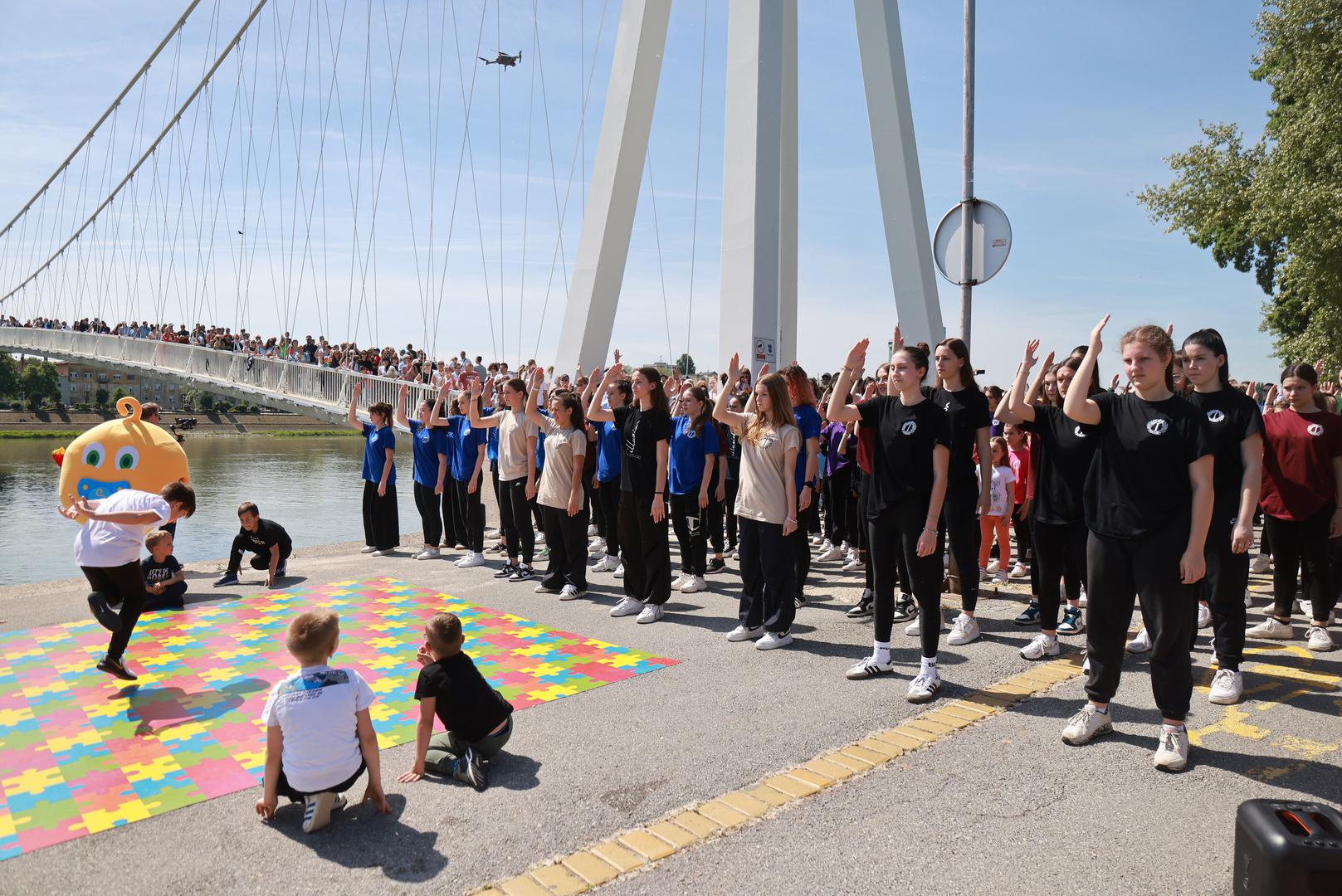 Osječani su zaplesali na Pješačkom mostu