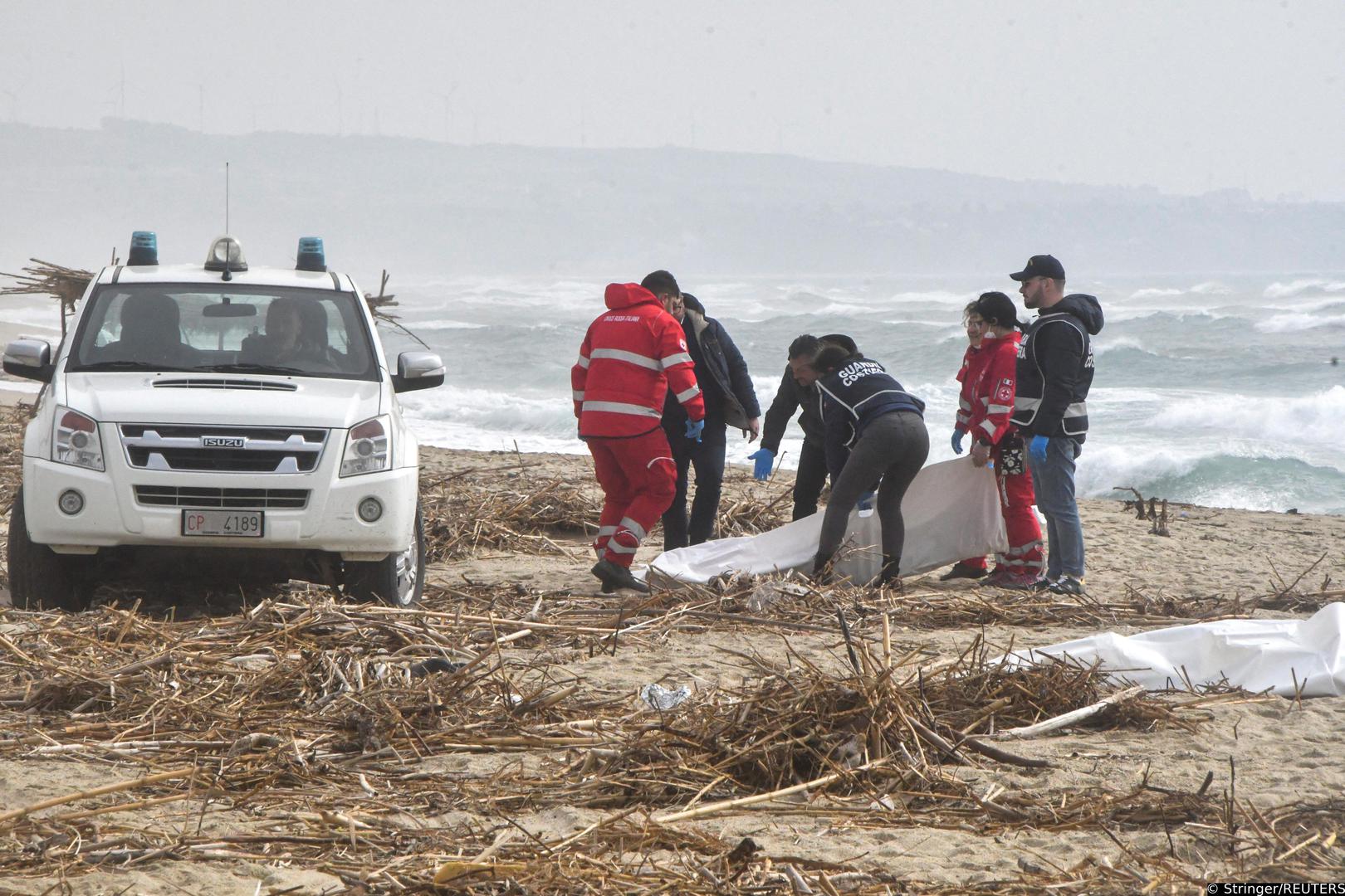 Rescuers recover a body after a suspected migrant boat is wrecked and bodies believed to be of refugees were found in Cutro, the eastern coast of Italy's Calabria region, Italy, February 26, 2023. REUTERS/Giuseppe Pipita  NO RESALES. NO ARCHIVES Photo: Stringer/REUTERS